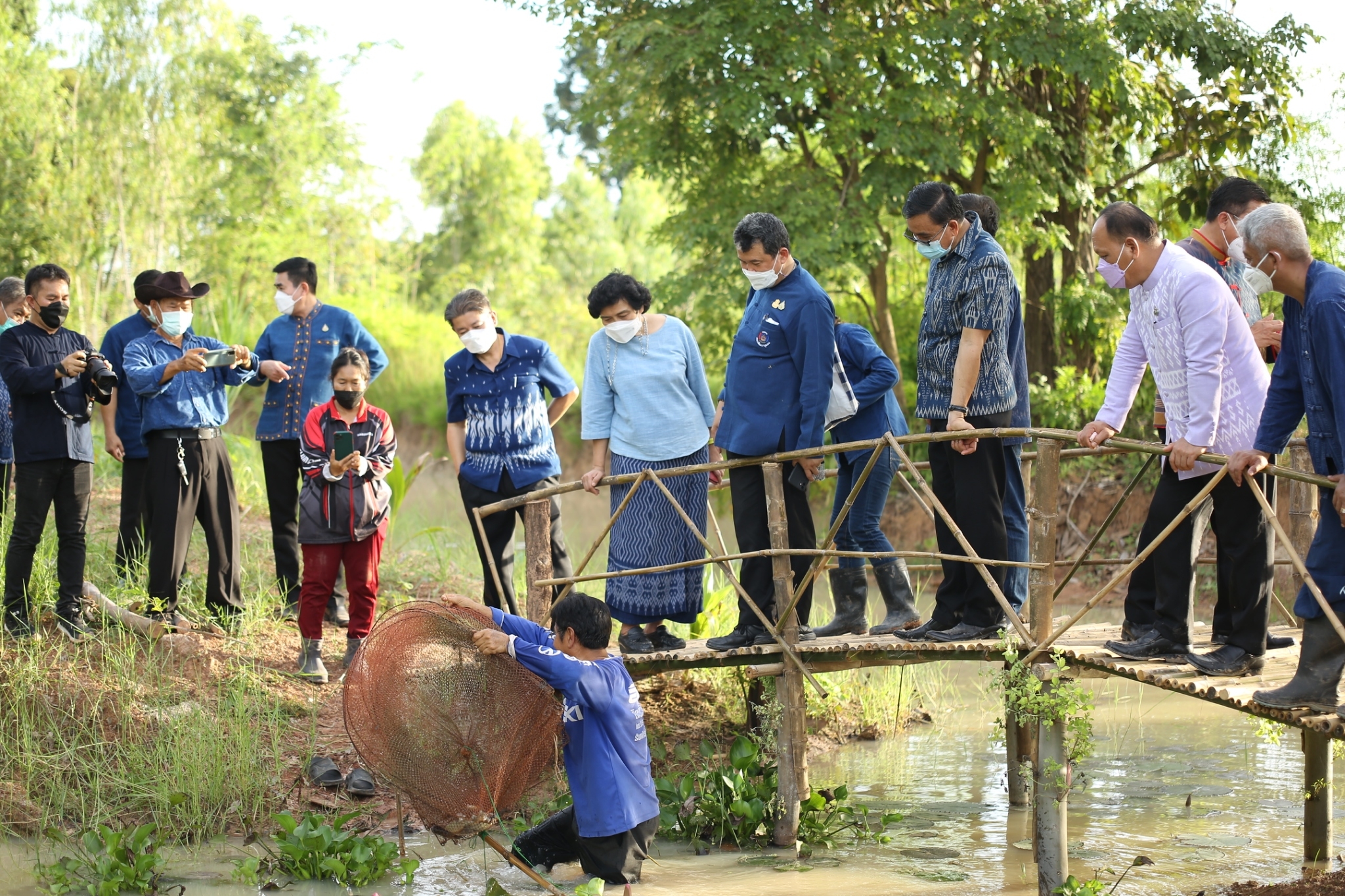อธิบดี พช. และประธานสภาสตรีแห่งชาติ ในพระบรมราชินูปถัมภ์ เยี่ยมชมแปลง “โคก หนอง นา พช.” สกลนคร