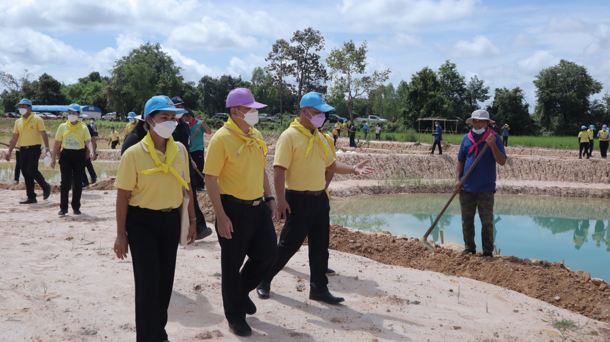 ผู้ว่าราชการจังหวัดสกลนคร เอามื้อสามัคคี CLM “โคก หนอง นา พัฒนาชุมชน”
