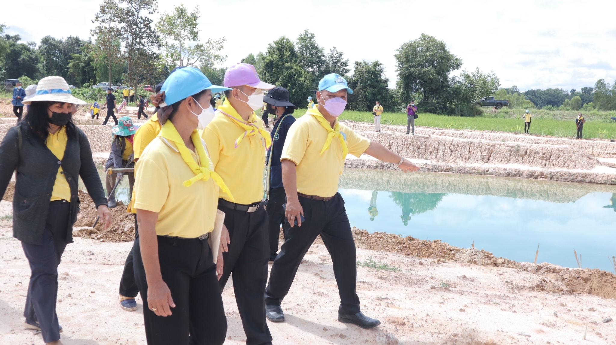 ผู้ว่าราชการจังหวัดสกลนคร เอามื้อสามัคคี CLM “โคก หนอง นา พัฒนาชุมชน”