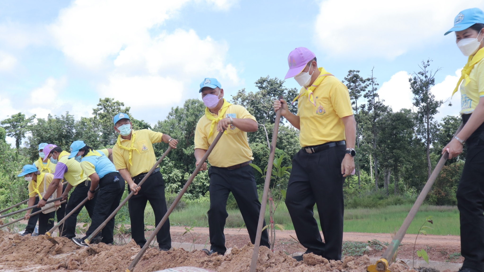 ผู้ว่าราชการจังหวัดสกลนคร เอามื้อสามัคคี CLM “โคก หนอง นา พัฒนาชุมชน”
