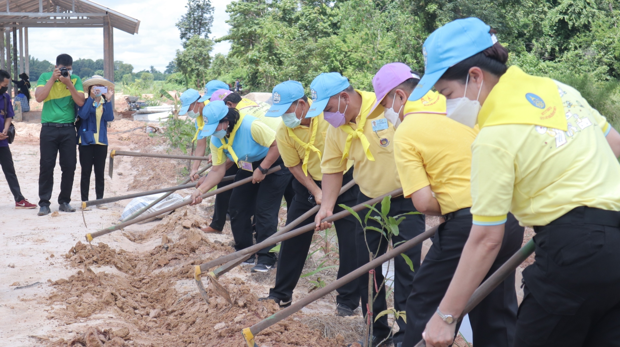 ผู้ว่าราชการจังหวัดสกลนคร เอามื้อสามัคคี CLM “โคก หนอง นา พัฒนาชุมชน”