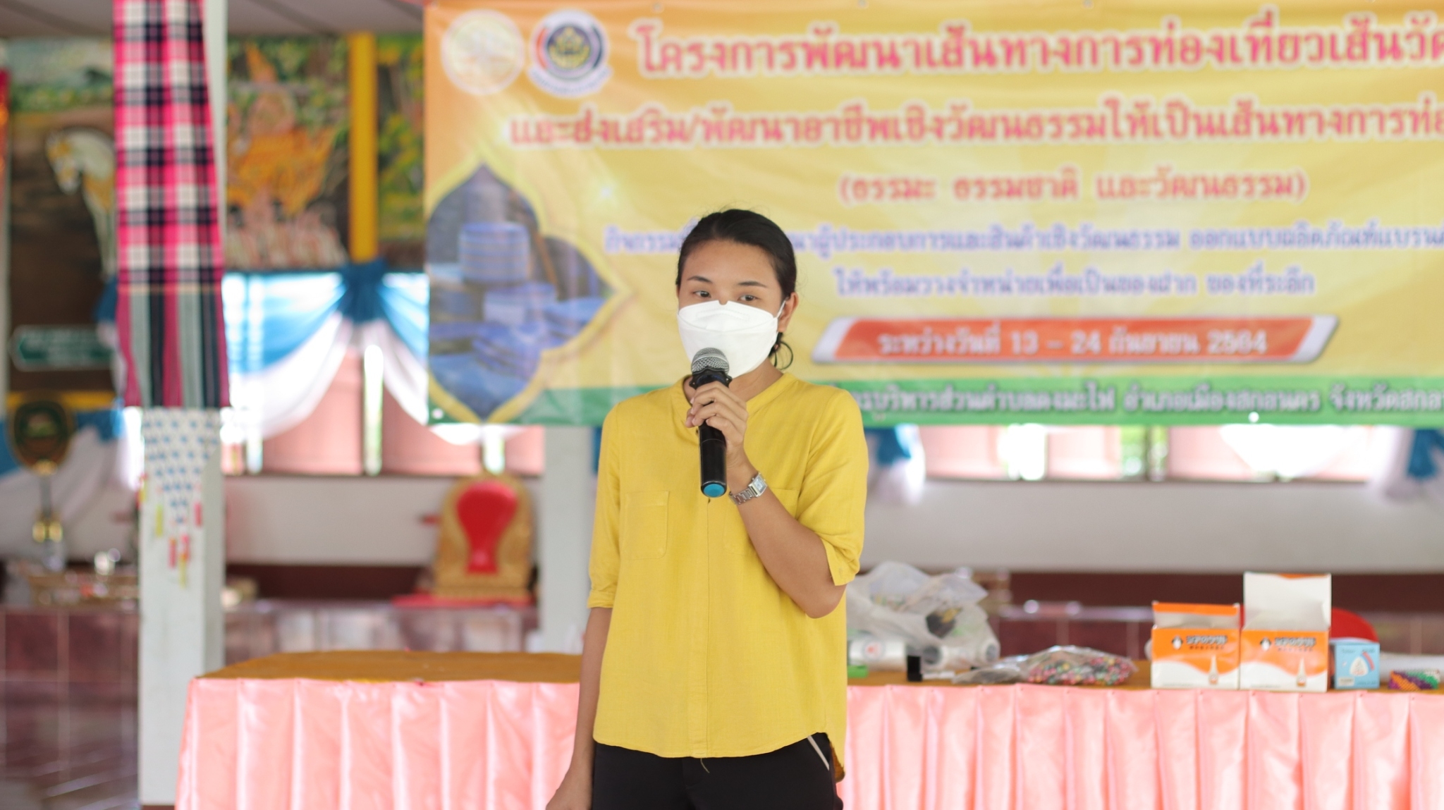 พจ.สกลนคร : ให้กำลังใจผู้เข้าร่วมโครงการพัฒนาเส้นทางการท่องเที่ยวเส้นวัดถ้ำผาแด่น และส่งเสริม/พัฒนาอาชีพเชิงวัฒนธรรม