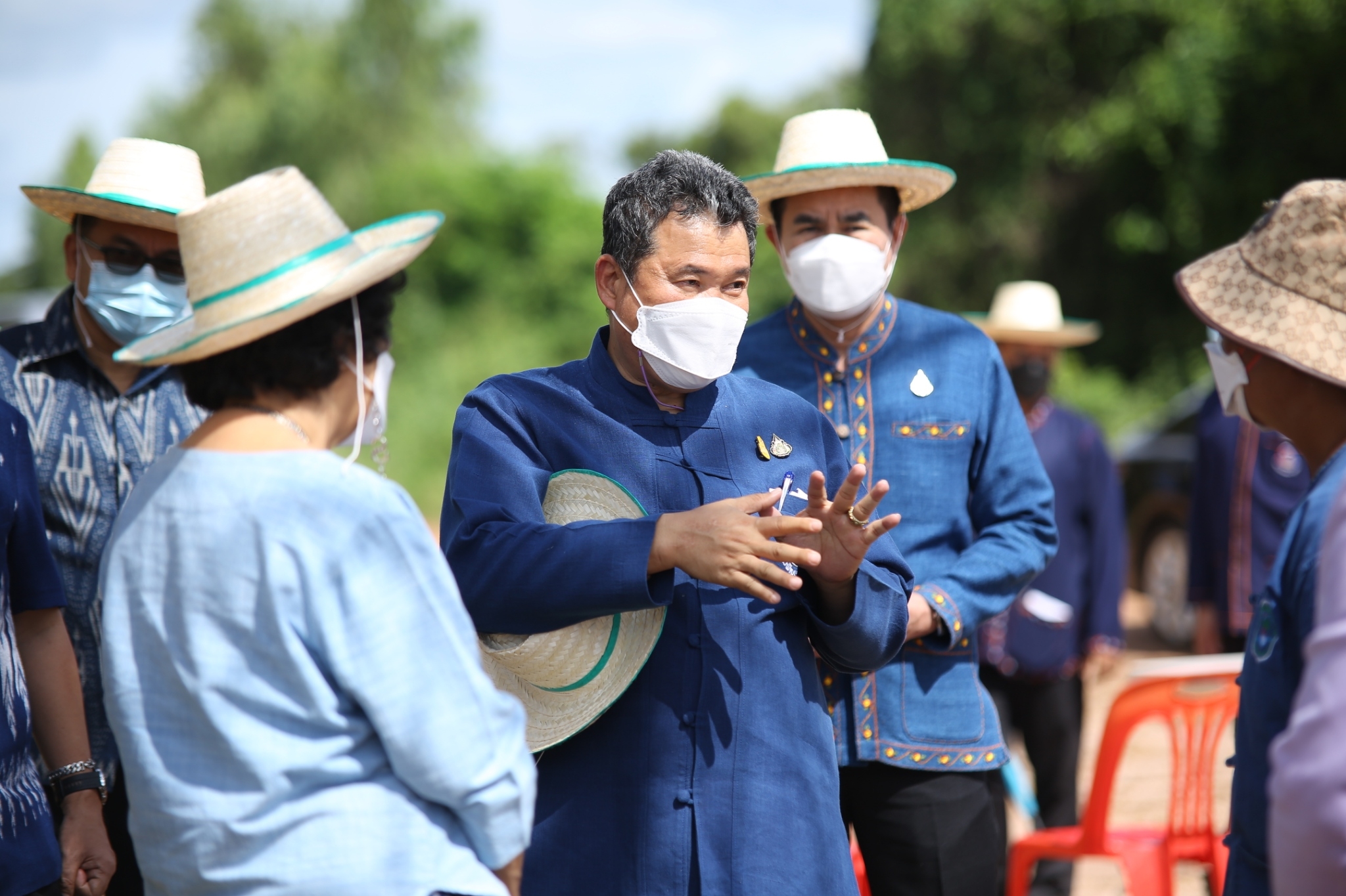 อธิบดี พช. และประธานสภาสตรีแห่งชาติ ในพระบรมราชินูปถัมภ์ เยี่ยมชมแปลง “โคก หนอง นา พช.” สกลนคร