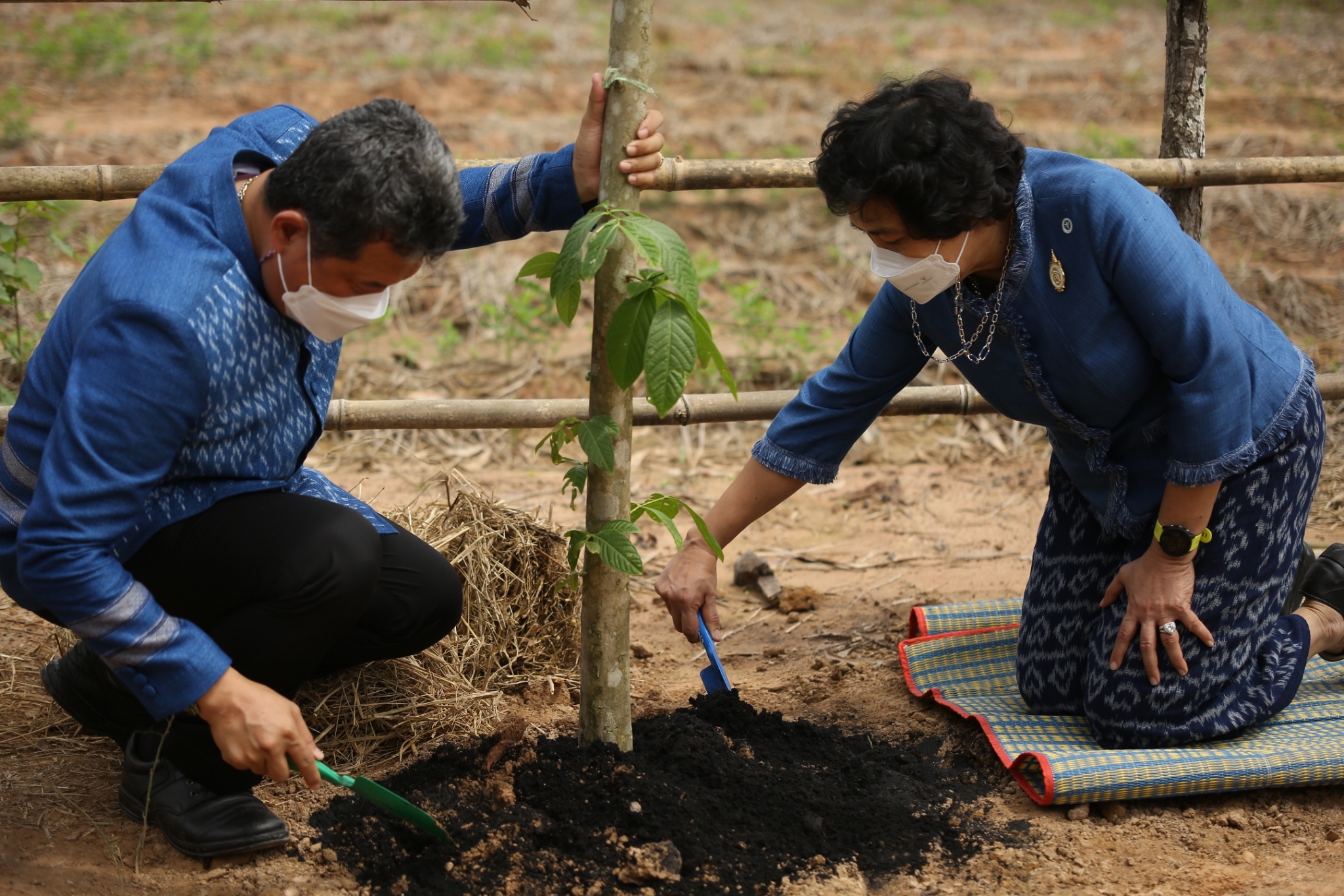 อธิบดี พช. และประธานสภาสตรีแห่งชาติในพระบรมราชินูปถัมภ์  เปิดโครงการพัฒนาผลิตภัณฑ์ผ้าและเครื่องแต่งกายให้เป็น Premium OTOP
