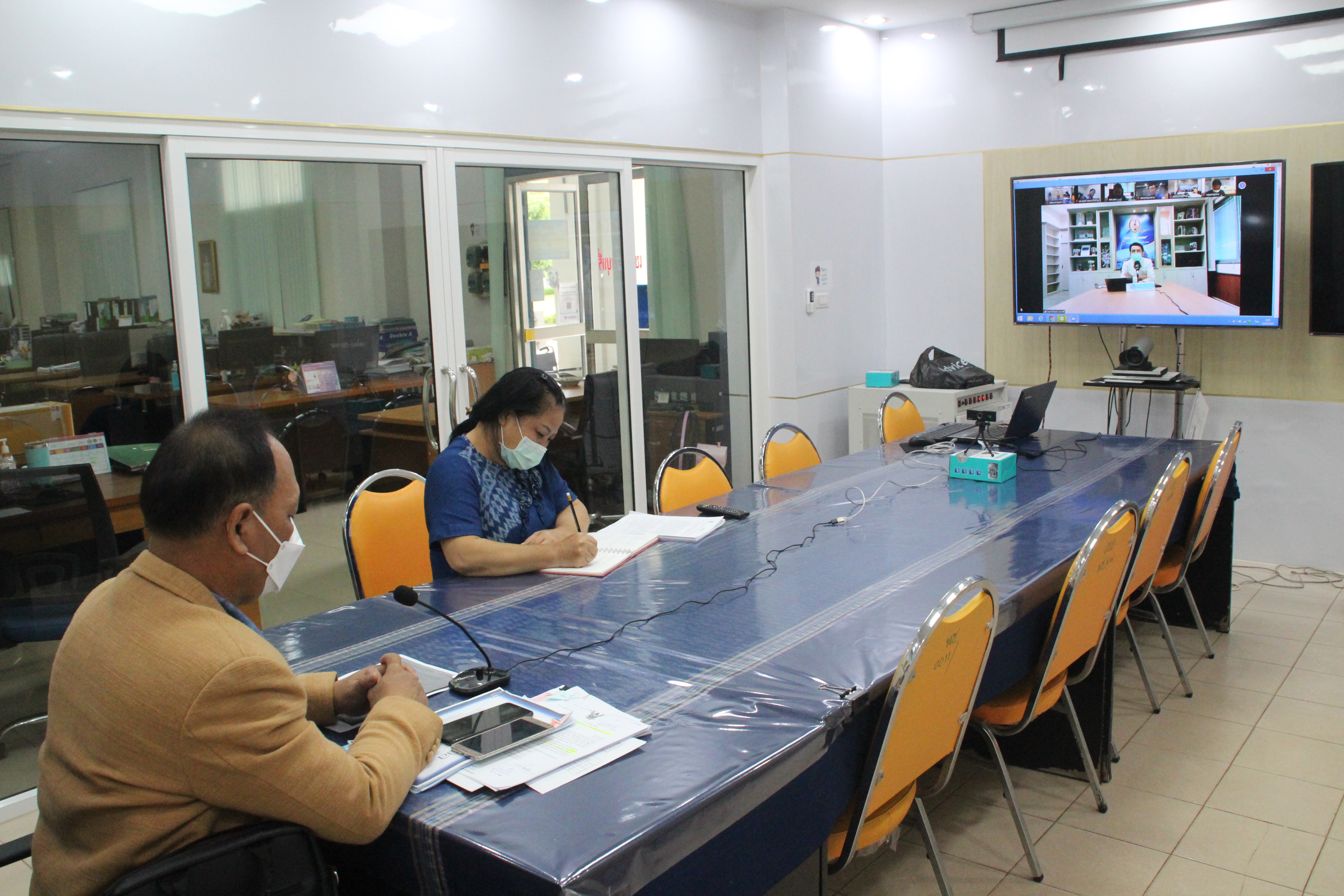 พจ.สกลนคร : ประชุมติดตามการดำเนินงาน “โคก หนอง นา พัฒนาชุมชน”