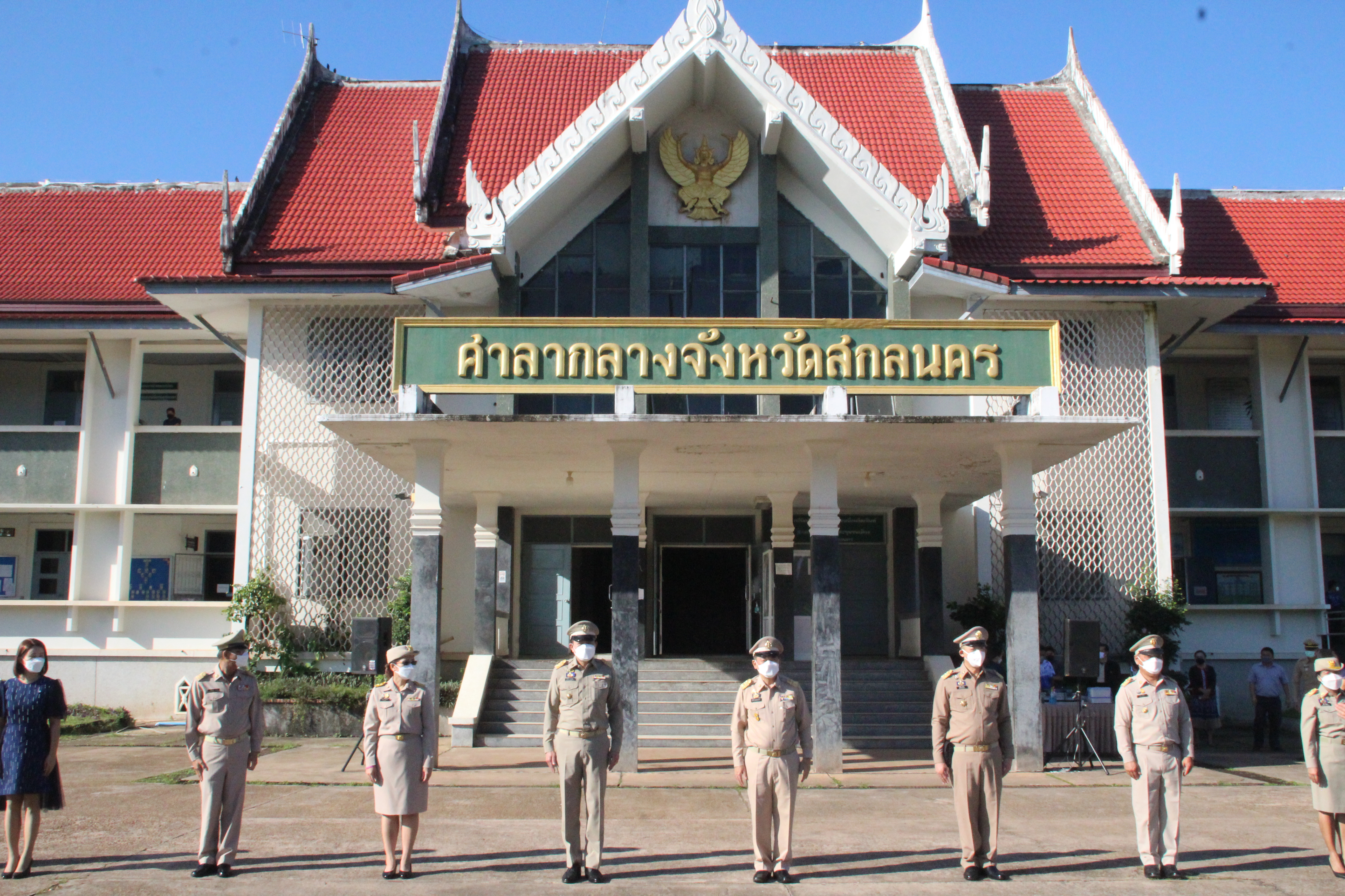 พจ.สกลนคร ร่วมพิธีเชิญธงชาติ เนื่องในวันพระราชทานธงชาติไทย