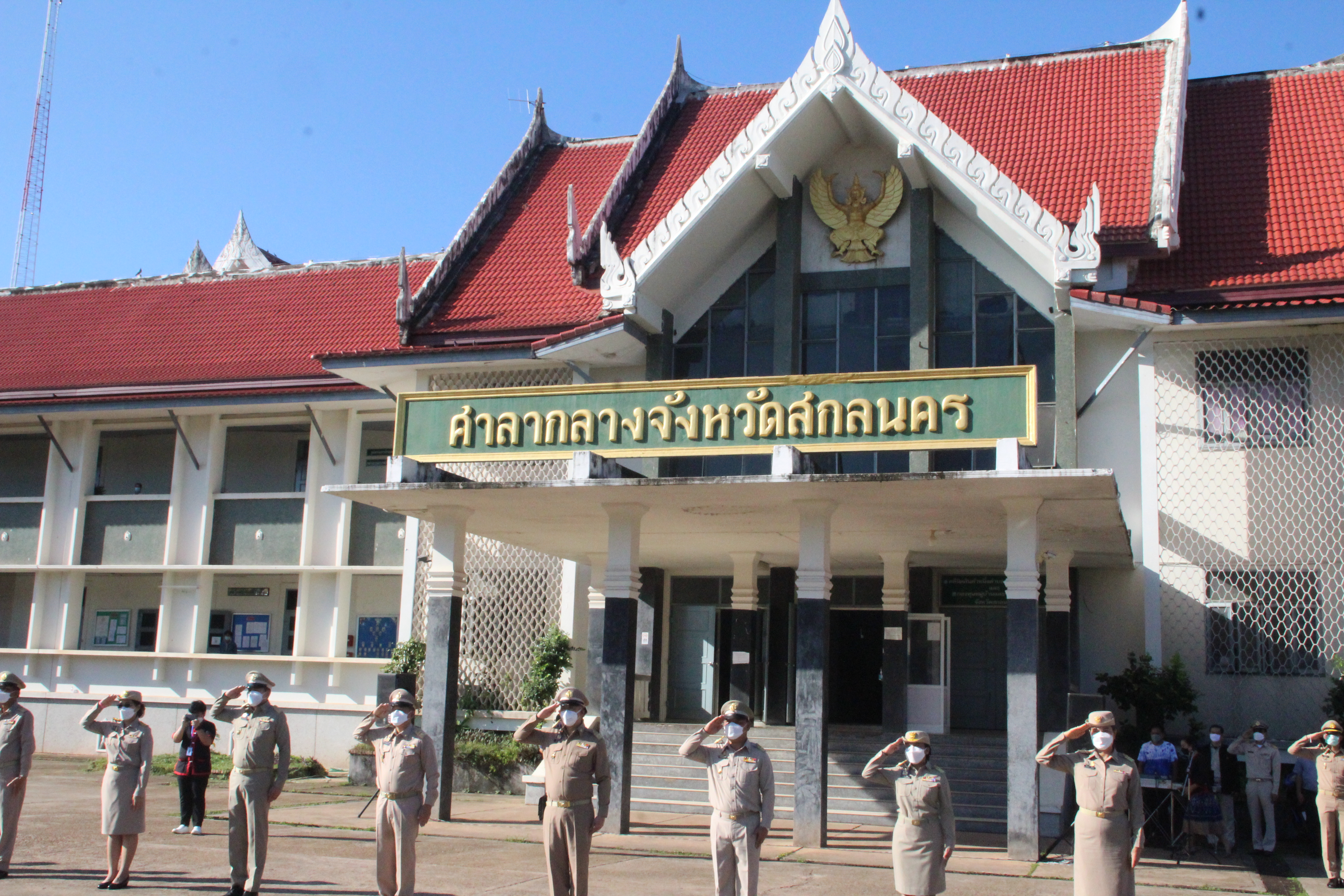 พจ.สกลนคร ร่วมพิธีเชิญธงชาติ เนื่องในวันพระราชทานธงชาติไทย