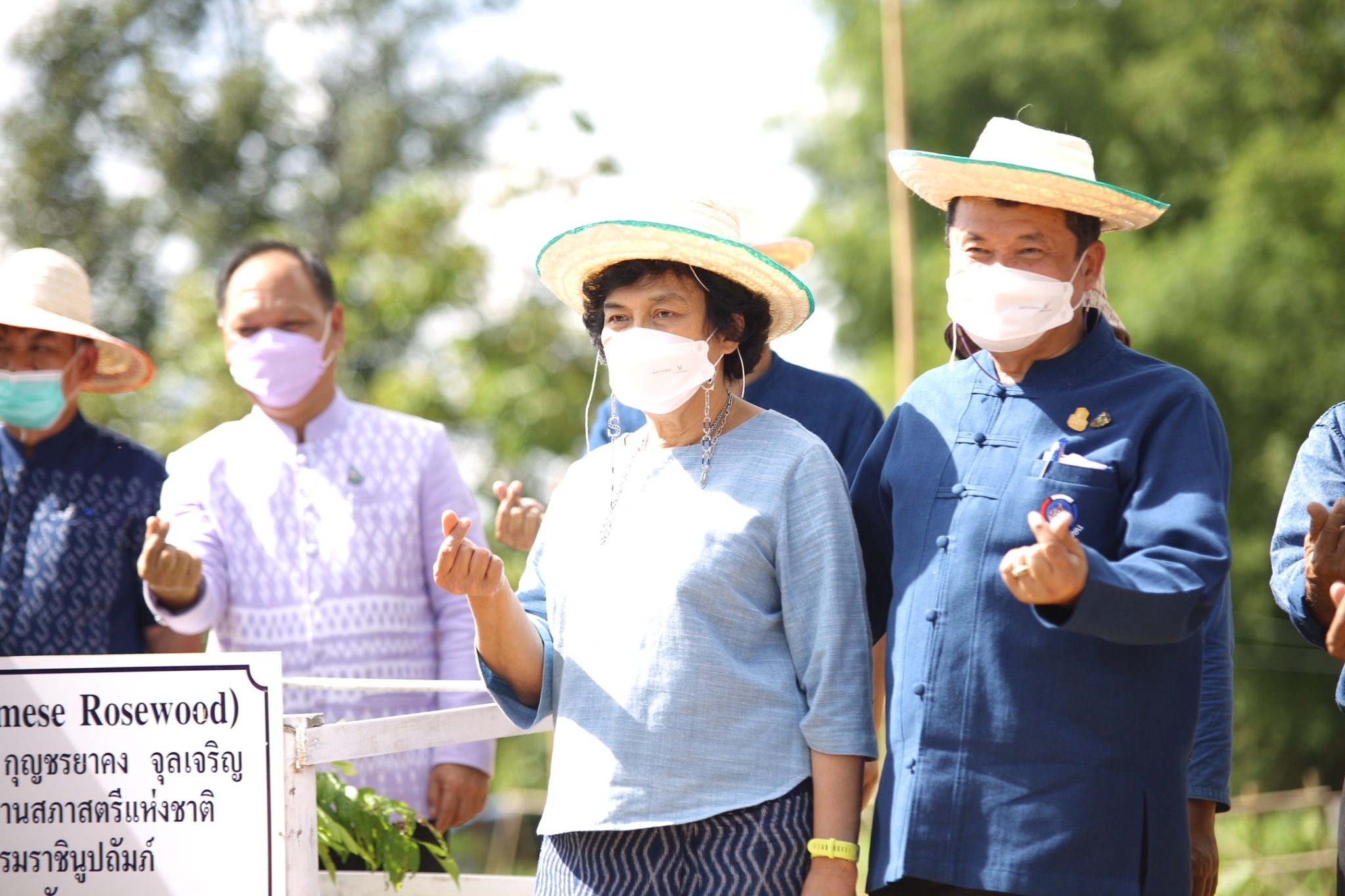 อธิบดี พช. และประธานสภาสตรีแห่งชาติ ในพระบรมราชินูปถัมภ์ เยี่ยมชมแปลง “โคก หนอง นา พช.” สกลนคร