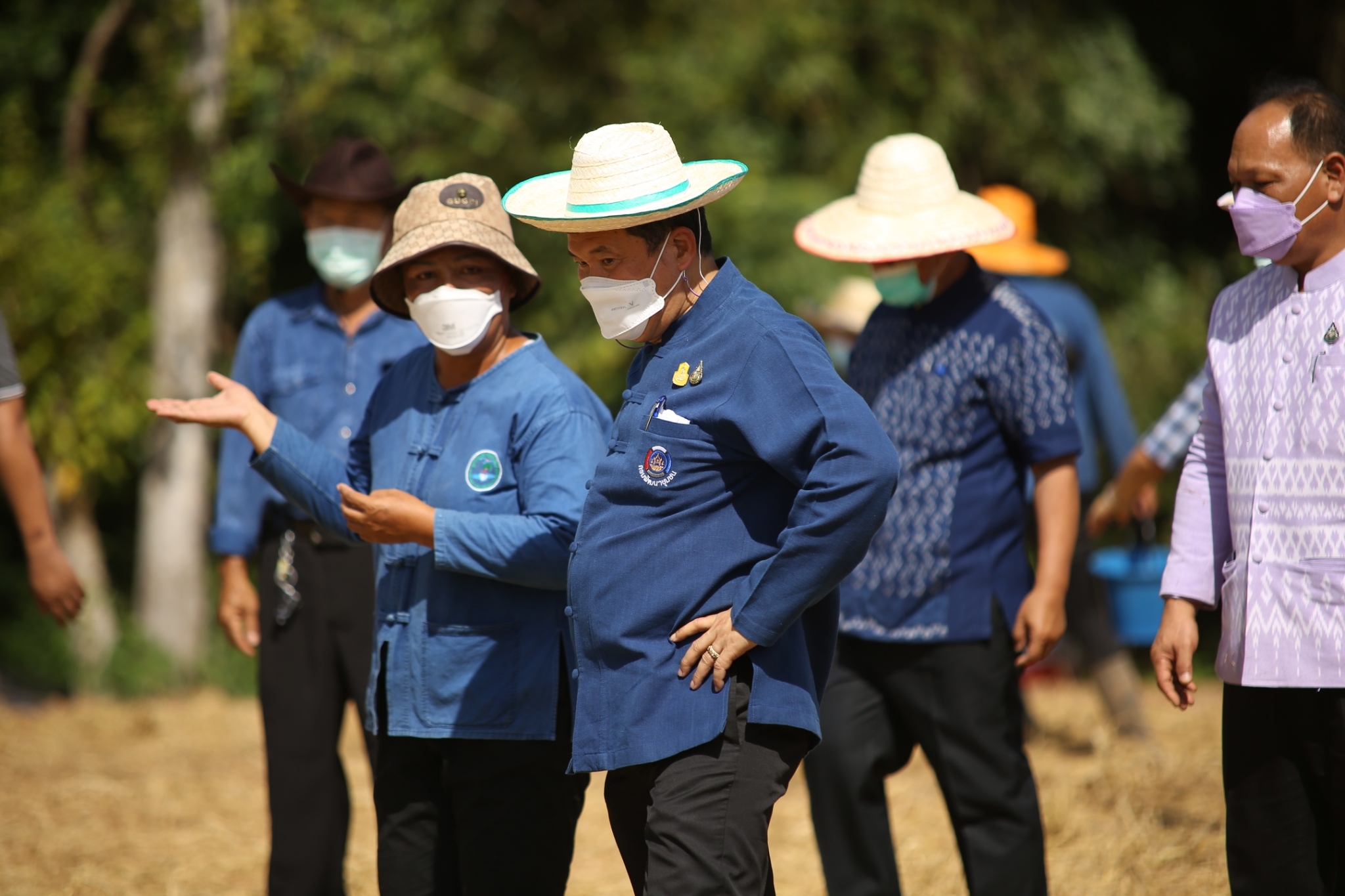อธิบดี พช. และประธานสภาสตรีแห่งชาติ ในพระบรมราชินูปถัมภ์ เยี่ยมชมแปลง “โคก หนอง นา พช.” สกลนคร