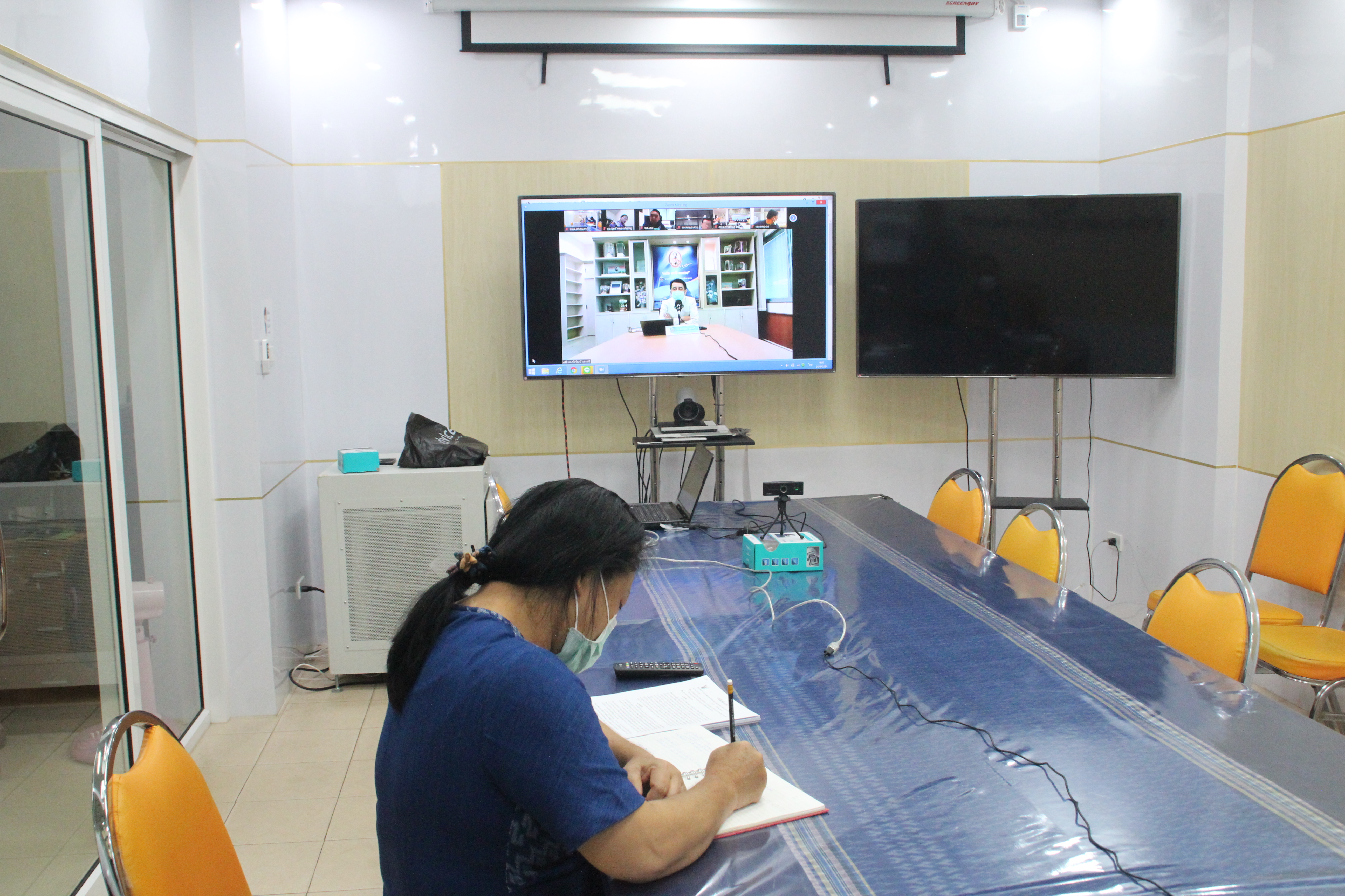 พจ.สกลนคร : ประชุมติดตามการดำเนินงาน “โคก หนอง นา พัฒนาชุมชน”