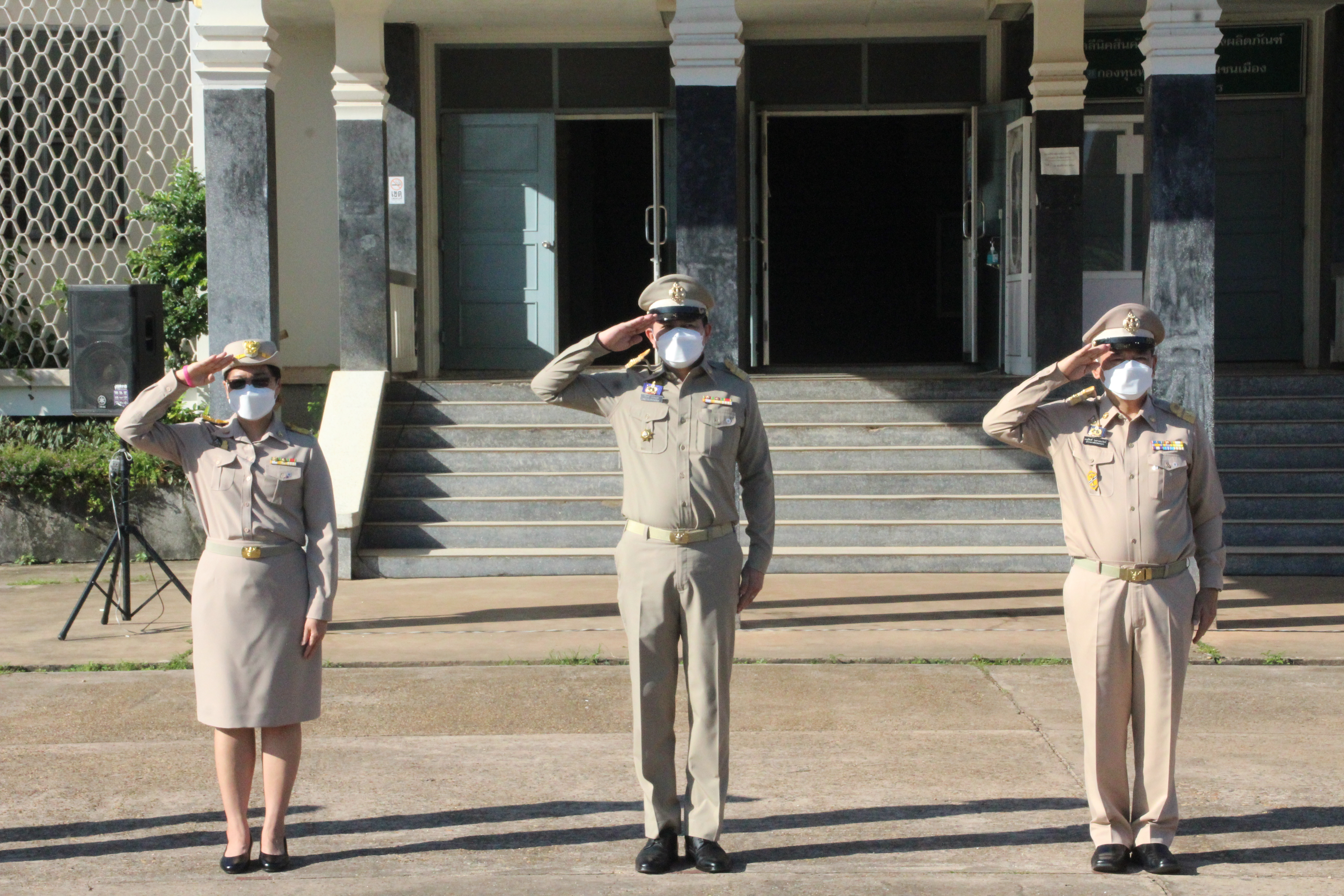 พจ.สกลนคร ร่วมพิธีเชิญธงชาติ เนื่องในวันพระราชทานธงชาติไทย