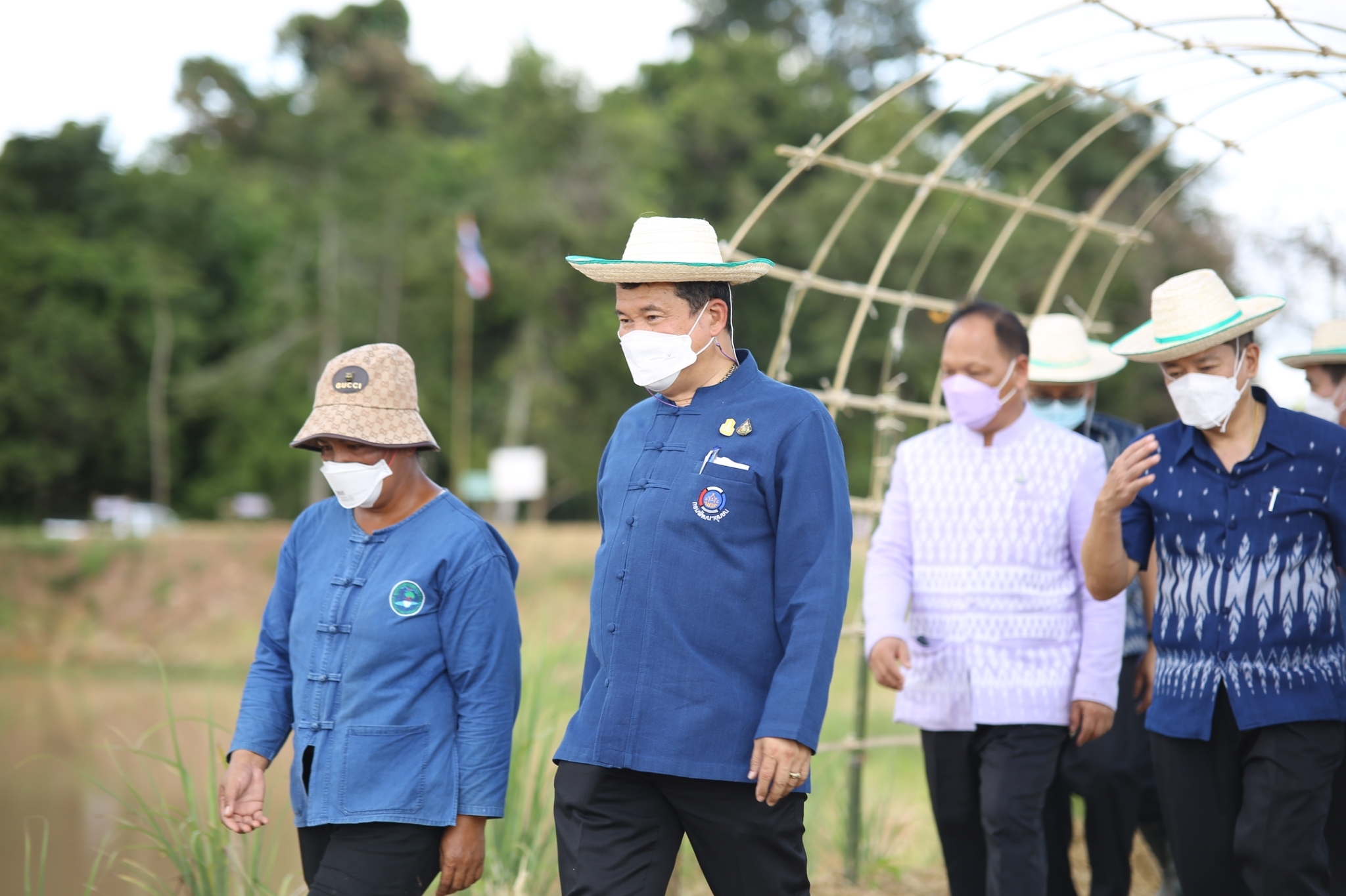 อธิบดี พช. และประธานสภาสตรีแห่งชาติ ในพระบรมราชินูปถัมภ์ เยี่ยมชมแปลง “โคก หนอง นา พช.” สกลนคร
