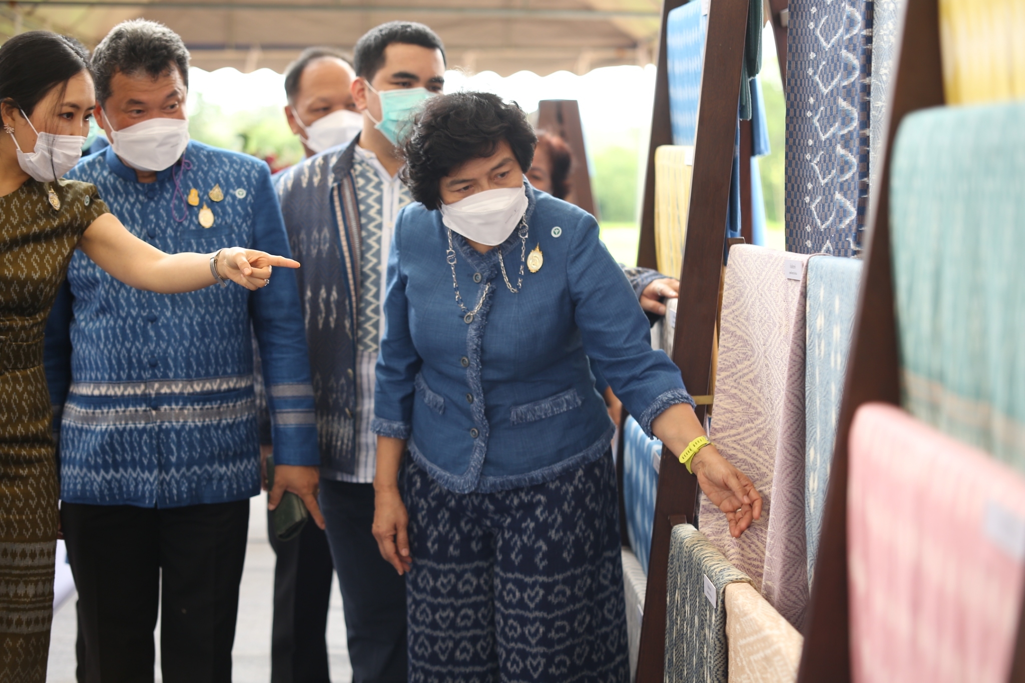 อธิบดี พช. และประธานสภาสตรีแห่งชาติในพระบรมราชินูปถัมภ์  เปิดโครงการพัฒนาผลิตภัณฑ์ผ้าและเครื่องแต่งกายให้เป็น Premium OTOP