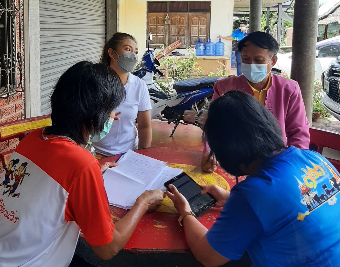 พช.สกลนคร : จัดทีมลงพื้นที่ติดตามและให้กำลังใจอาสาสมัครจัดเก็บข้อมูล จปฐ.