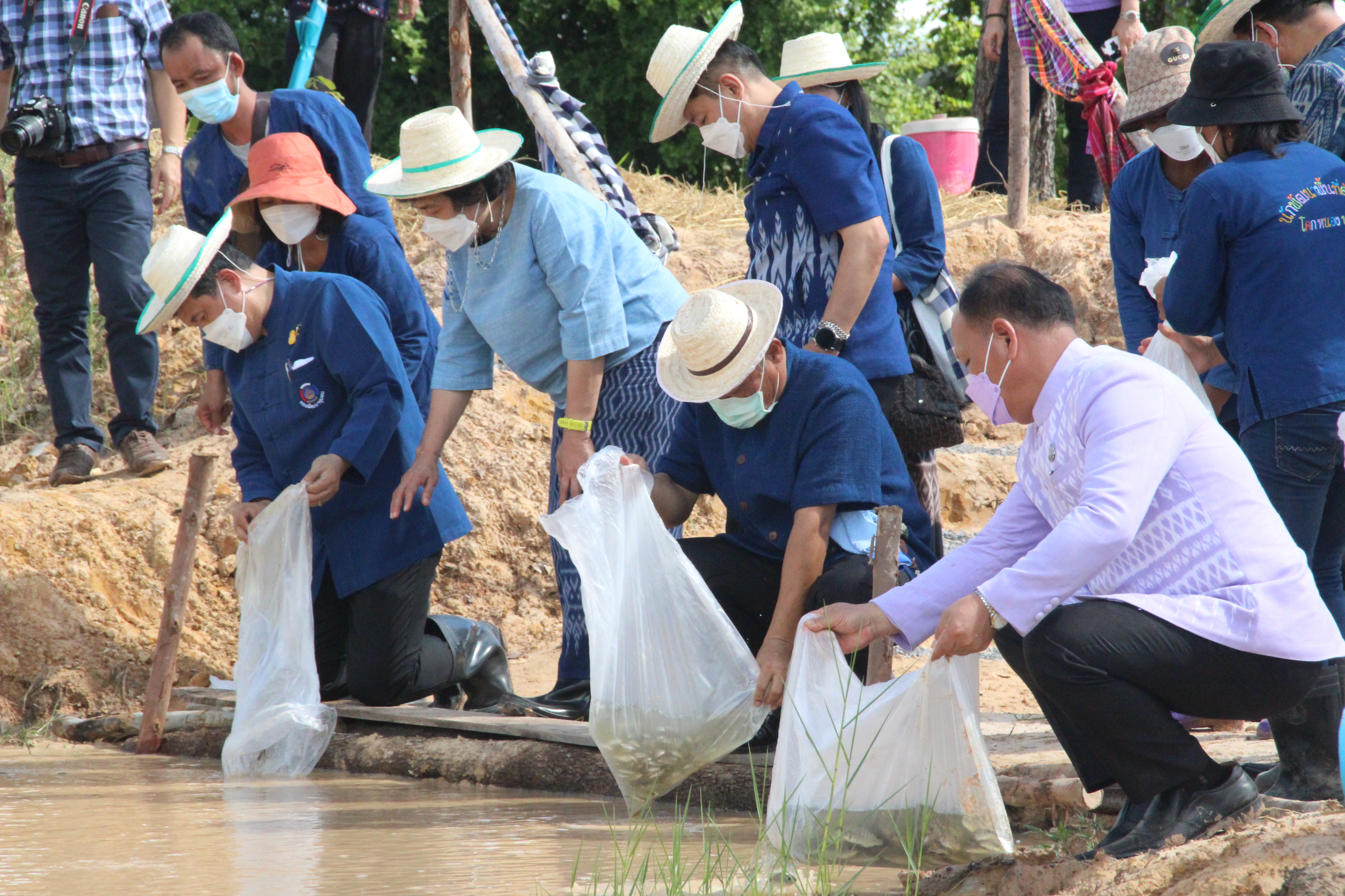 อธิบดี พช. และประธานสภาสตรีแห่งชาติ ในพระบรมราชินูปถัมภ์ เยี่ยมชมแปลง “โคก หนอง นา พช.” สกลนคร