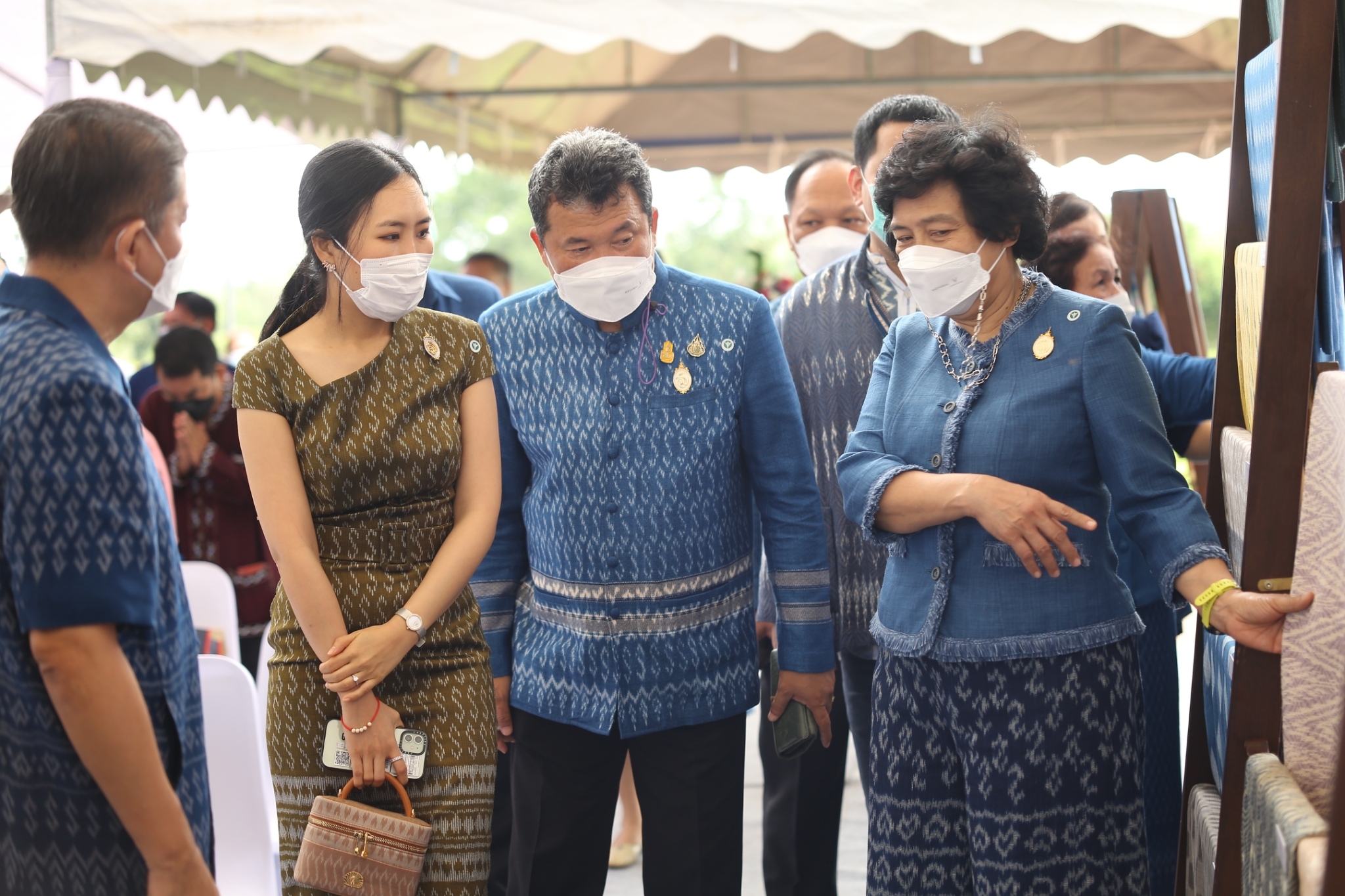 อธิบดี พช. และประธานสภาสตรีแห่งชาติในพระบรมราชินูปถัมภ์  เปิดโครงการพัฒนาผลิตภัณฑ์ผ้าและเครื่องแต่งกายให้เป็น Premium OTOP