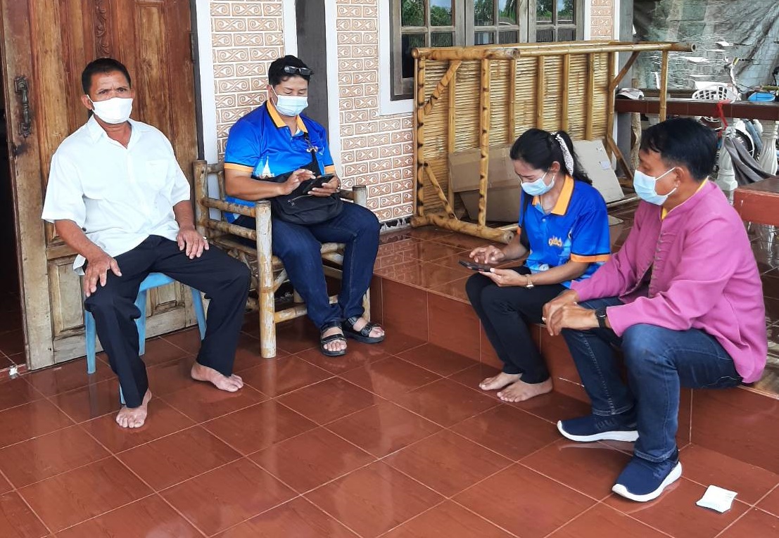 พช.สกลนคร : จัดทีมลงพื้นที่ติดตามและให้กำลังใจอาสาสมัครจัดเก็บข้อมูล จปฐ.