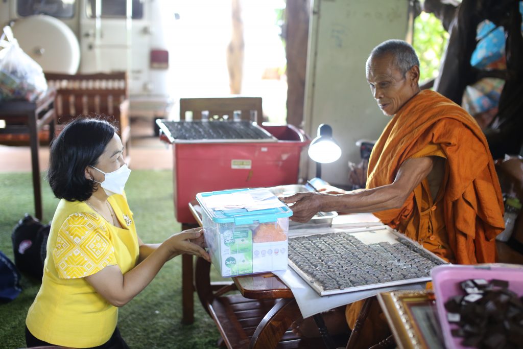 พช.สกลนคร : เข้ากราบนมัสการพระเกจิอาจารย์ประกอบพิธีเมตตาจารแผ่นเงิน แผ่นทองแดง และแผ่นทองเหลือง เพื่อเป็นสิริมงคลและนำไปใช้จัดสร้าง “พระพุทธพัฒนปชานาถ” เนื่องในโอกาส ครบรอบ 60 ปี แห่งการสถาปนา กรมการพัฒนาชุมชน