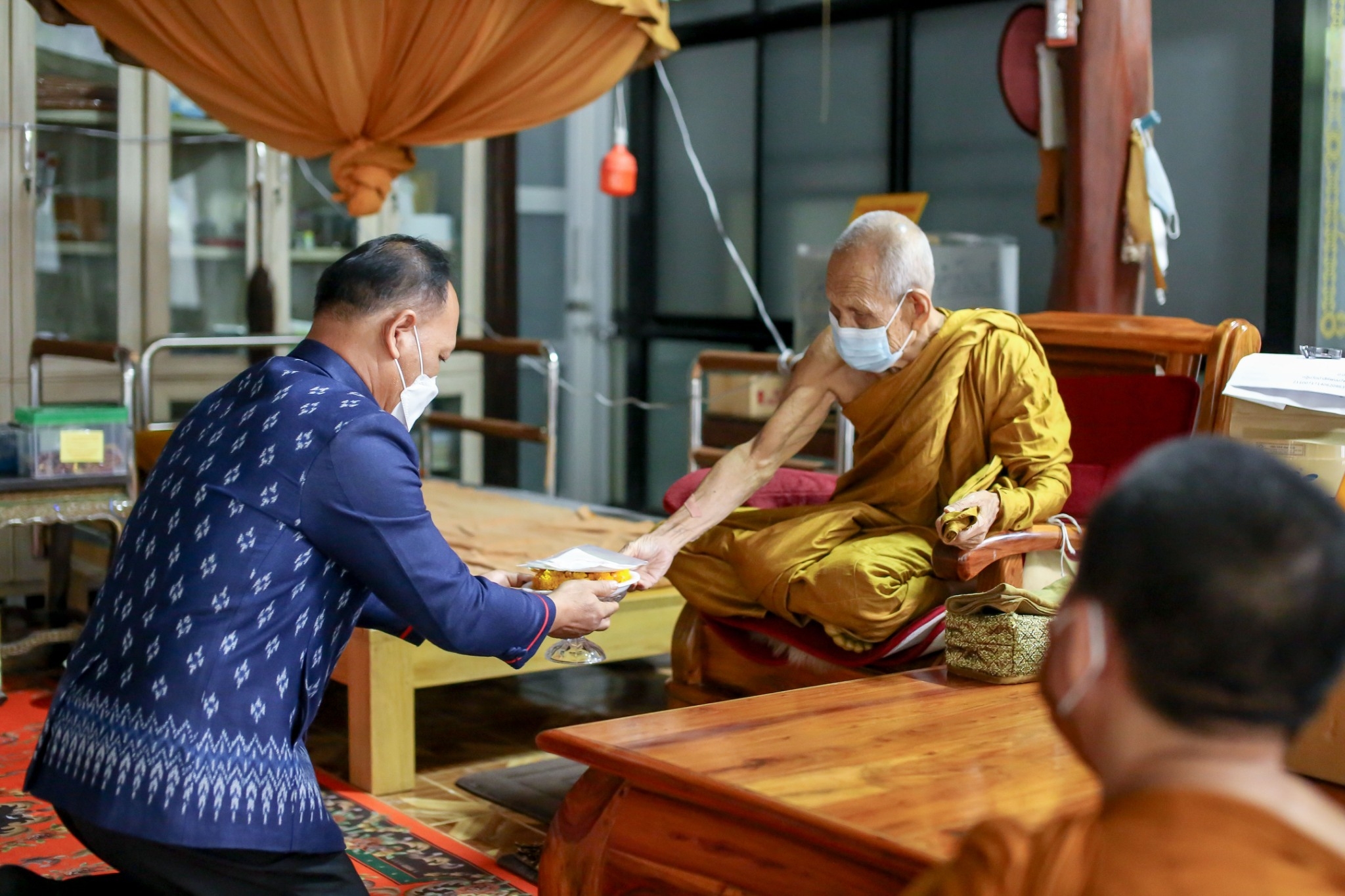 พช.สกลนคร : เข้ากราบนมัสการพระเกจิอาจารย์ประกอบพิธีเมตตาจารแผ่นเงิน แผ่นทองแดง และแผ่นทองเหลือง เพื่อเป็นสิริมงคลและนำไปใช้จัดสร้าง “พระพุทธพัฒนปชานาถ” เนื่องในโอกาส ครบรอบ 60 ปี แห่งการสถาปนา กรมการพัฒนาชุมชน