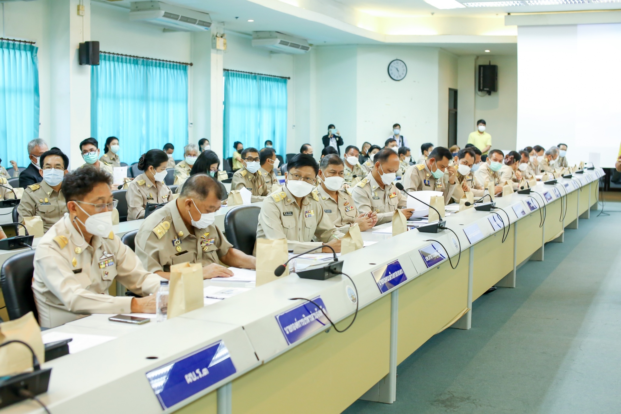 พจ.สกลนคร : ร่วมพิธีรับมอบเครื่องหมาย “รักษาดินแดนยิ่งชีพ” และร่วมประชุมกรมการจังหวัด