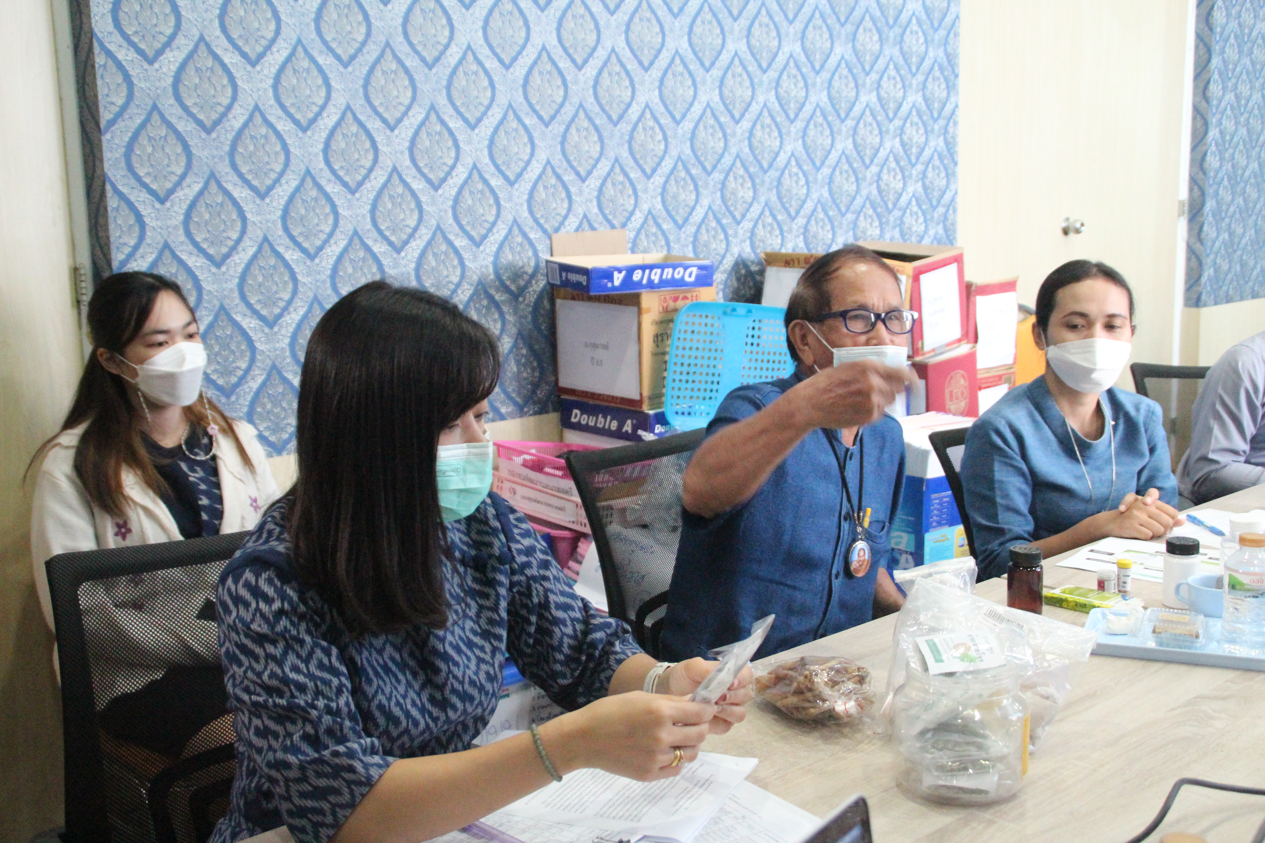 พช.สกลนคร : ดำเนินโครงการพัฒนาผลิตภัณฑ์ OTOP ไทย สู้ภัย COVID -19