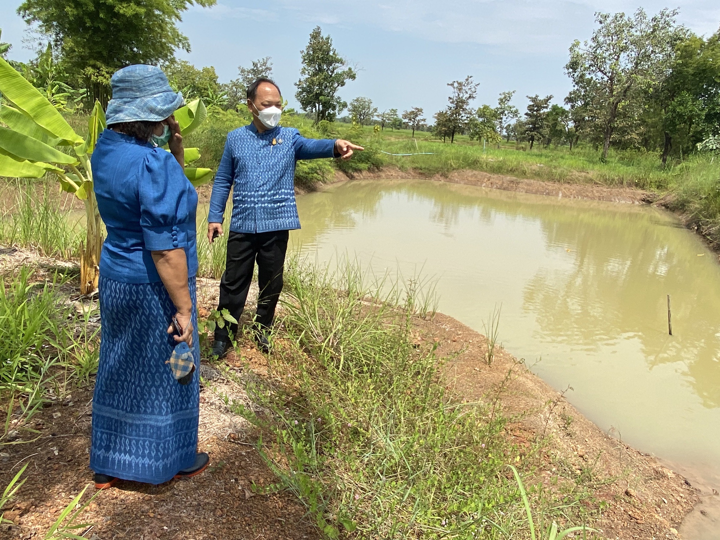 พจ.สกลนคร : ลงพื้นที่เยี่ยมชมแปลง “โคก หนอง นา”
