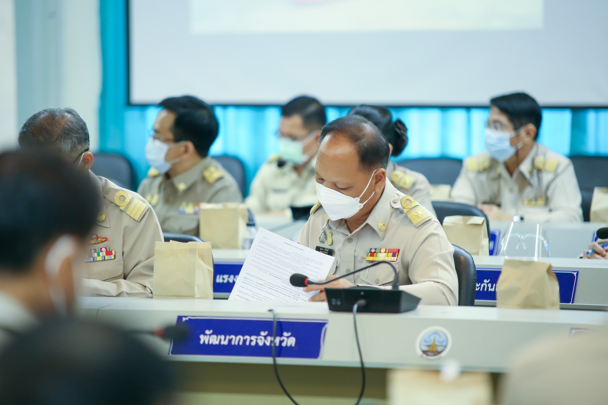 พจ.สกลนคร : ร่วมพิธีรับมอบเครื่องหมาย “รักษาดินแดนยิ่งชีพ” และร่วมประชุมกรมการจังหวัด