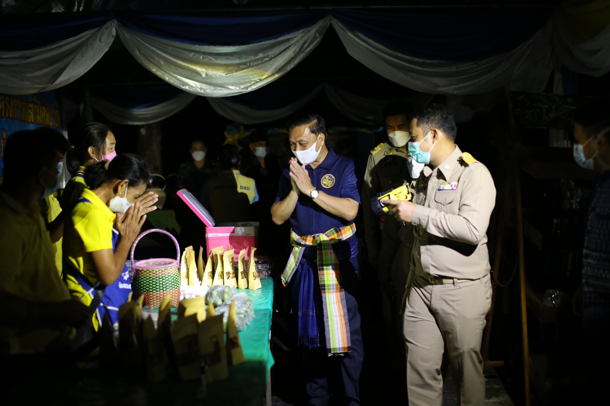 มท.2 ตรวจราชการพร้อมเยี่ยมให้กำลังใจกลุ่ม OTOP สกลนคร
