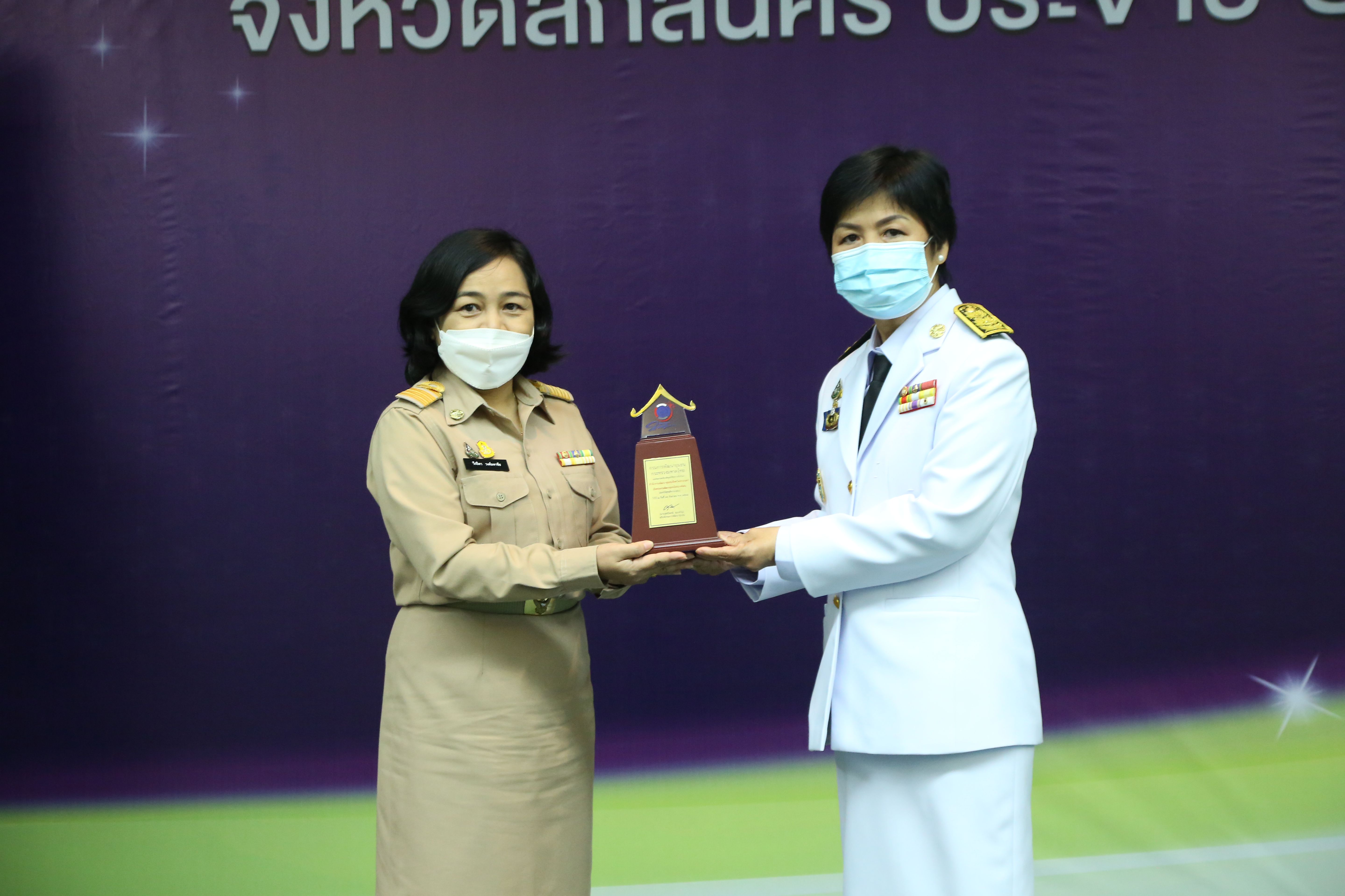 จังหวัดสกลนคร : จัดงานมหกรรมรวมพลังคนดีแห่งแผ่นดินและเชิดชูเกียรติกิจกรรมเครือข่ายพัฒนาชุมชนดีเด่น ประจำปี 2564