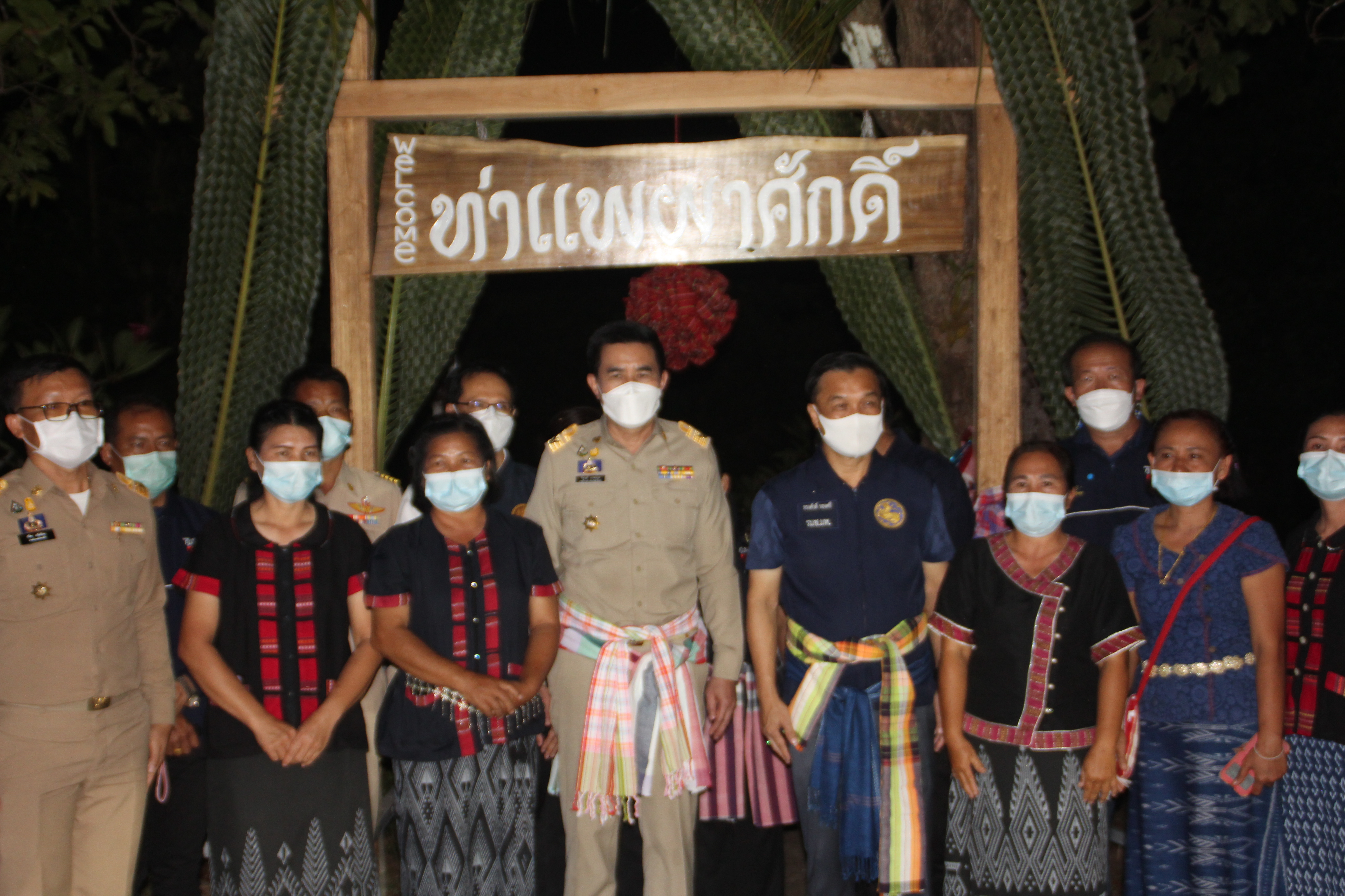 มท.2 ตรวจราชการพร้อมเยี่ยมให้กำลังใจกลุ่ม OTOP สกลนคร