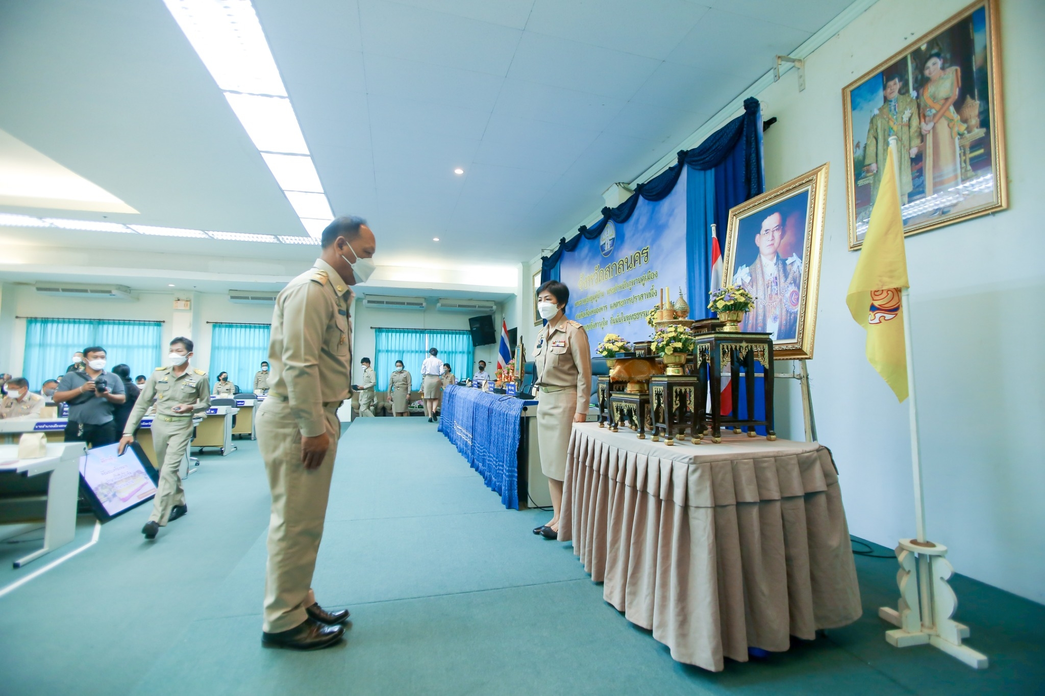 พจ.สกลนคร : ร่วมพิธีรับมอบเครื่องหมาย “รักษาดินแดนยิ่งชีพ” และร่วมประชุมกรมการจังหวัด