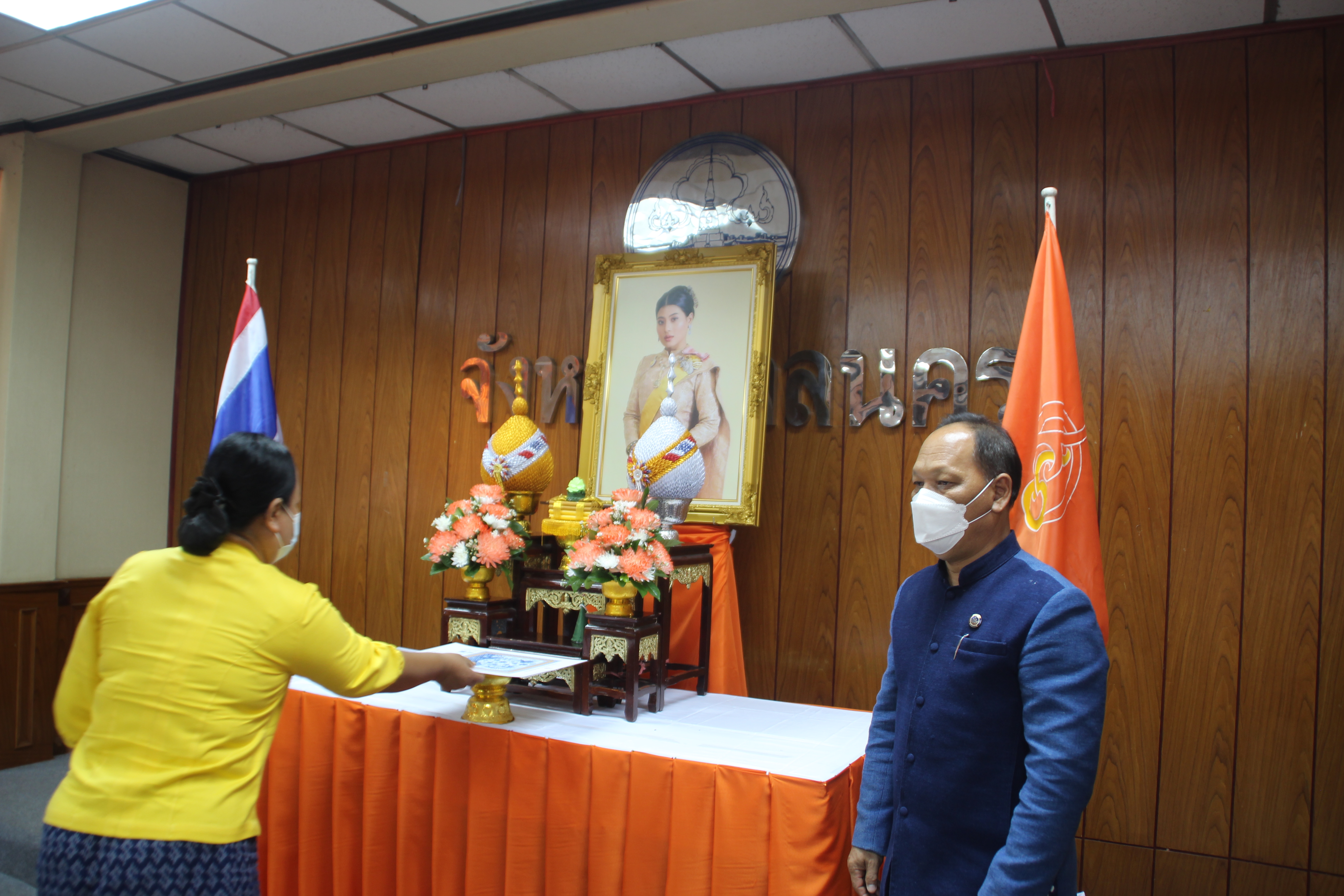 พช.สกลนคร : มอบลายผ้าบาติกพระราชทาน พร้อมทั้งประชุมผู้บริหารและนักวิชาการพัฒนาชุมชนจังหวัดสกลนคร ครั้งที่ 9/2564