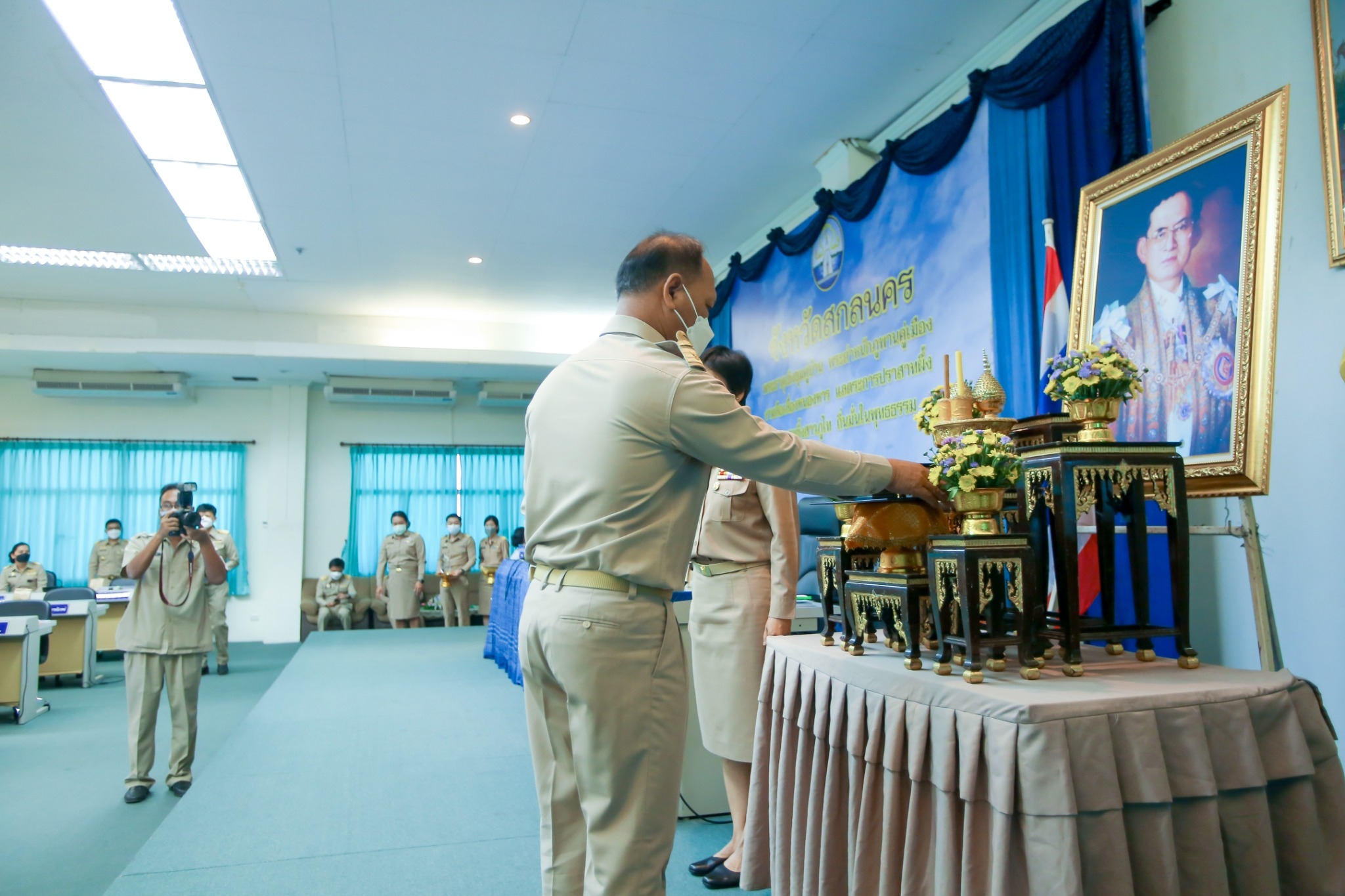 พจ.สกลนคร : ร่วมพิธีรับมอบเครื่องหมาย “รักษาดินแดนยิ่งชีพ” และร่วมประชุมกรมการจังหวัด