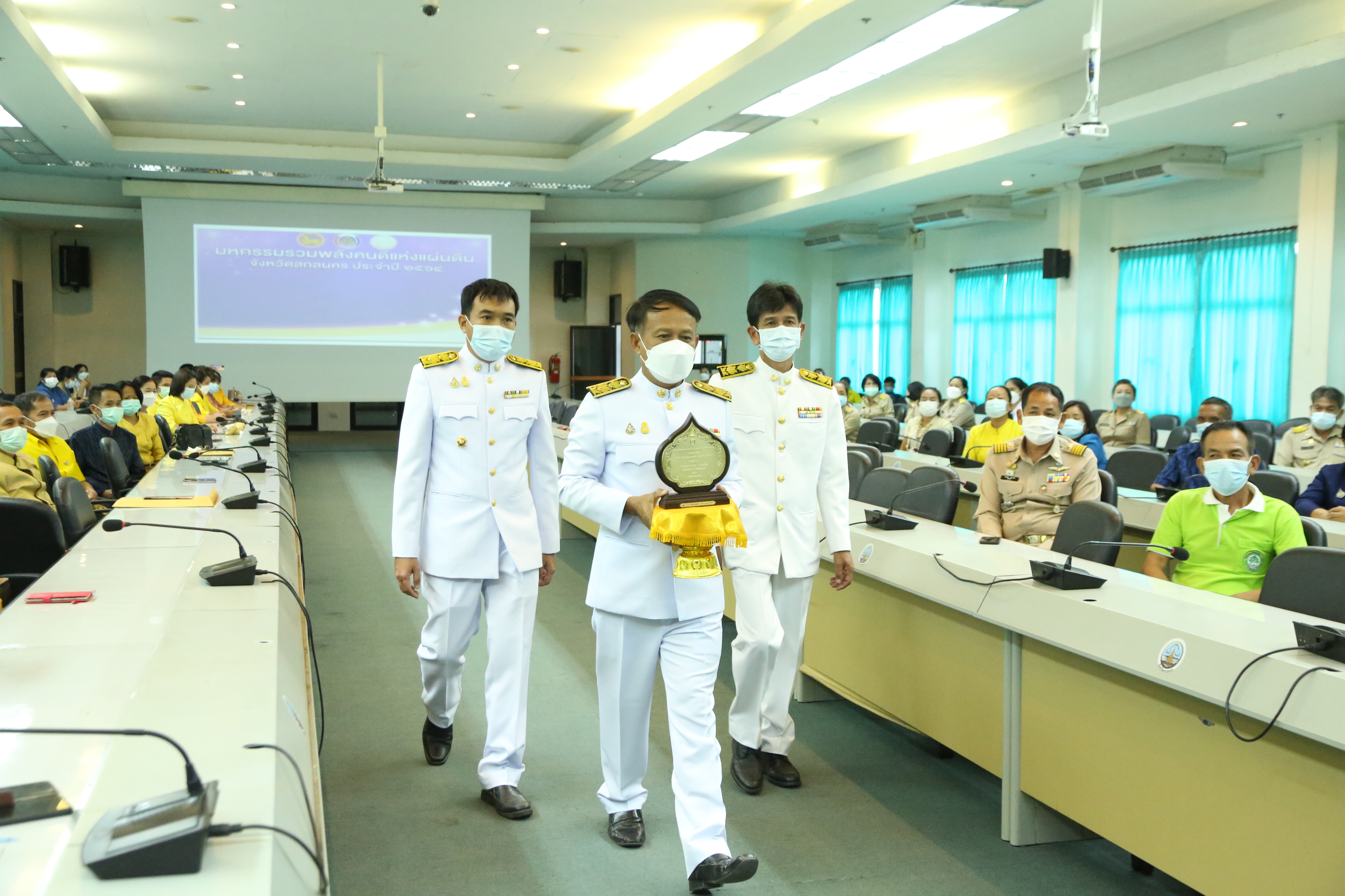 จังหวัดสกลนคร : จัดงานมหกรรมรวมพลังคนดีแห่งแผ่นดินและเชิดชูเกียรติกิจกรรมเครือข่ายพัฒนาชุมชนดีเด่น ประจำปี 2564