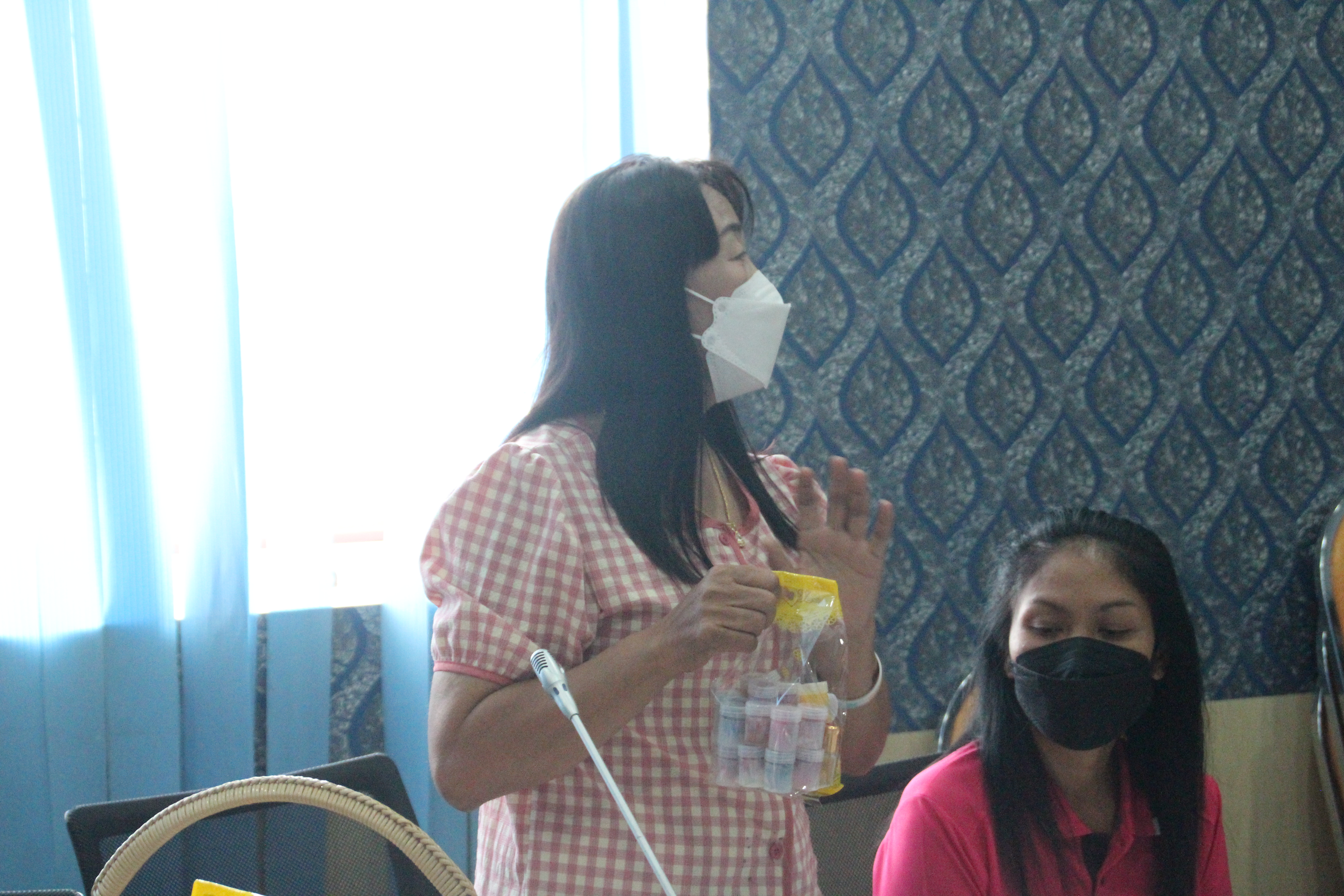 พช.สกลนคร : ดำเนินโครงการพัฒนาผลิตภัณฑ์ OTOP ไทย สู้ภัย COVID -19