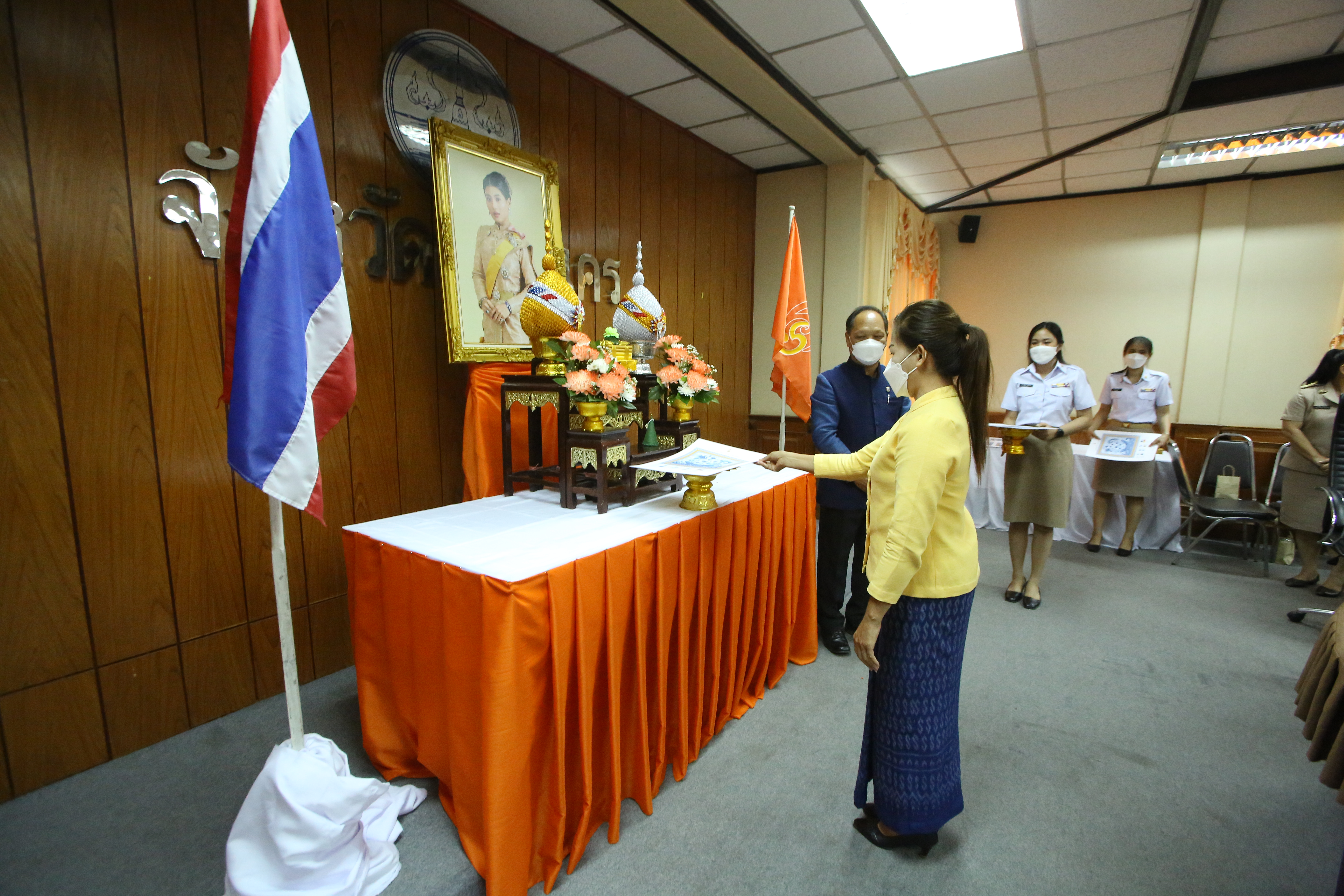 พช.สกลนคร : มอบลายผ้าบาติกพระราชทาน พร้อมทั้งประชุมผู้บริหารและนักวิชาการพัฒนาชุมชนจังหวัดสกลนคร ครั้งที่ 9/2564