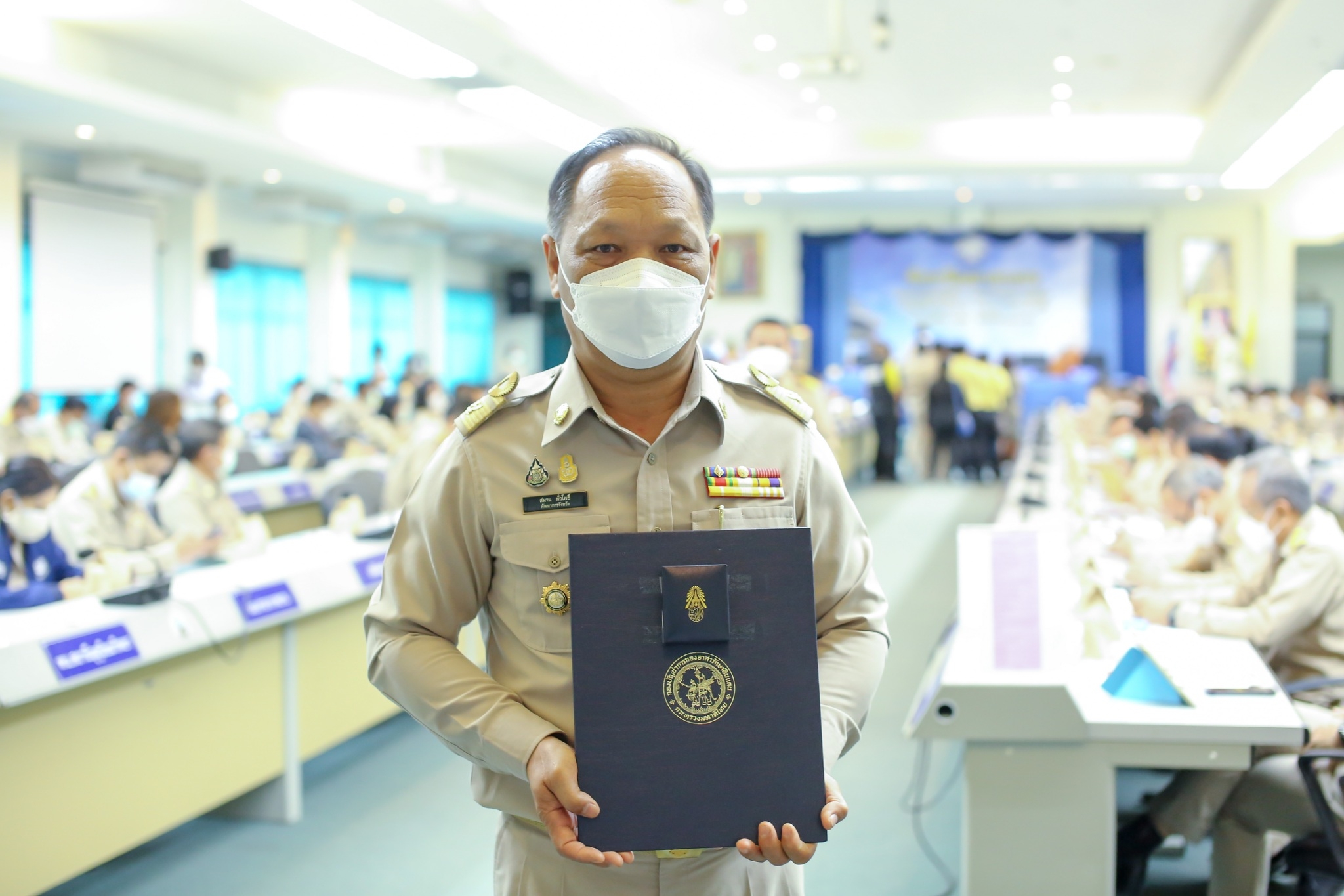 พจ.สกลนคร : ร่วมพิธีรับมอบเครื่องหมาย “รักษาดินแดนยิ่งชีพ” และร่วมประชุมกรมการจังหวัด