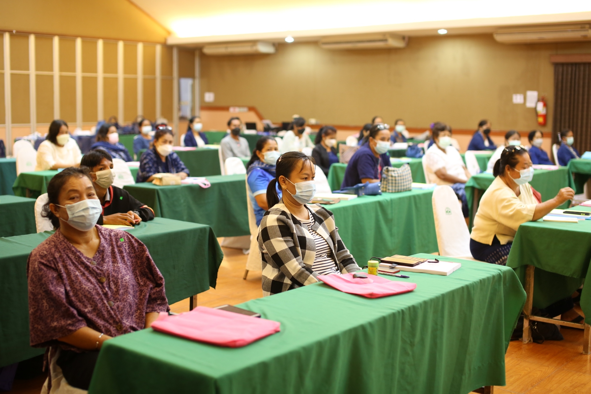 พจ.สกลนคร : เปิดโครงการยกระดับและส่งเสริมการผลิตและจำหน่ายผลิตภัณฑ์ชุมชนกลุ่มจังหวัด รุ่นที่ 2