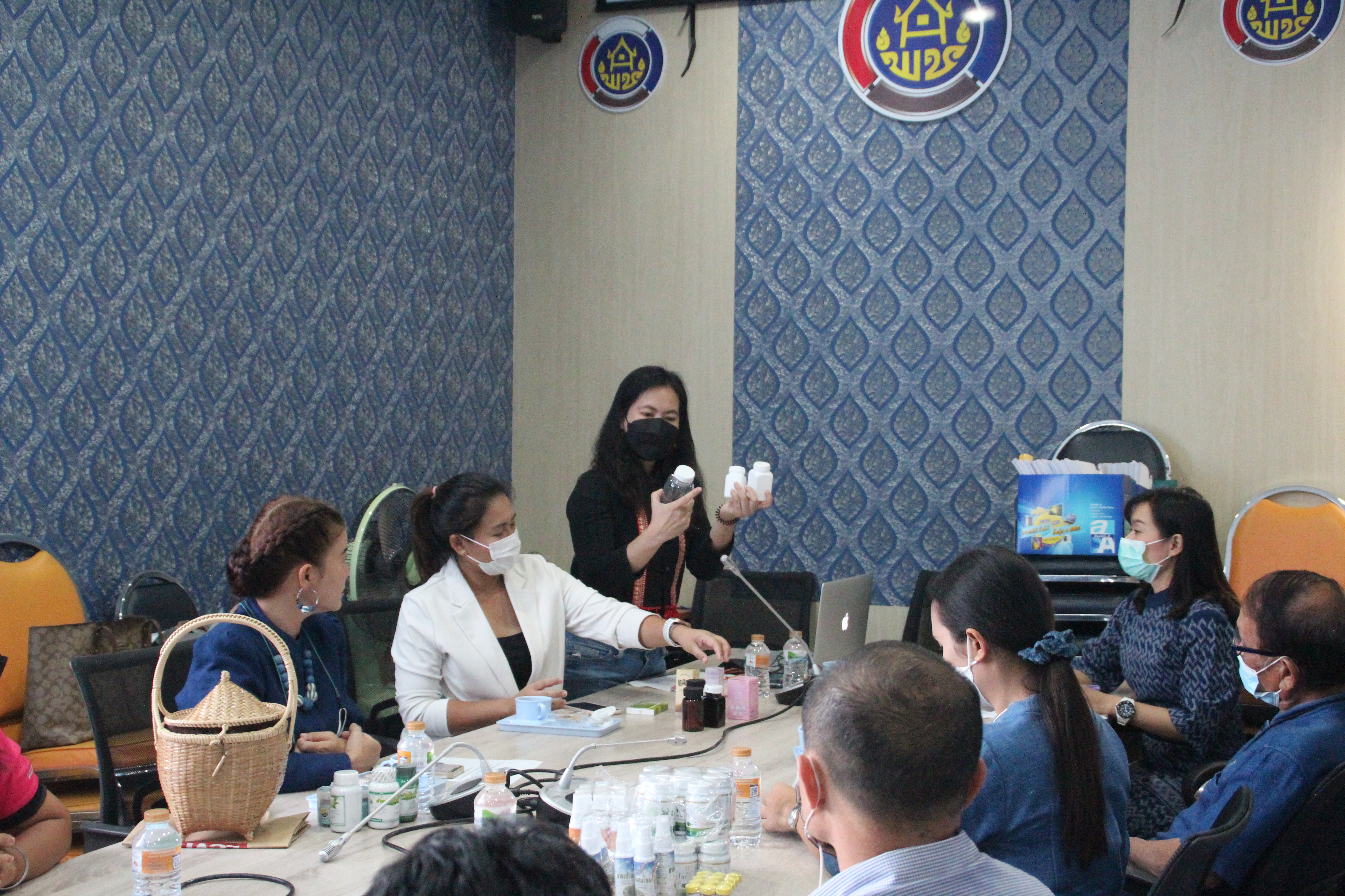 พช.สกลนคร : ดำเนินโครงการพัฒนาผลิตภัณฑ์ OTOP ไทย สู้ภัย COVID -19