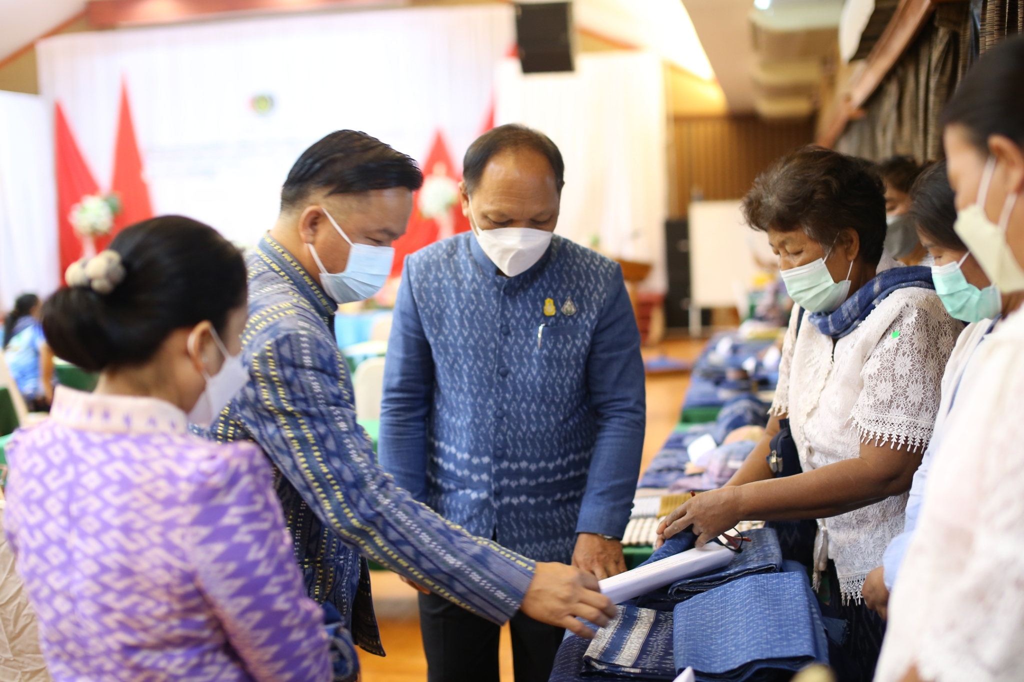 พจ.สกลนคร : เปิดโครงการยกระดับและส่งเสริมการผลิตและจำหน่ายผลิตภัณฑ์ชุมชนกลุ่มจังหวัด รุ่นที่ 2