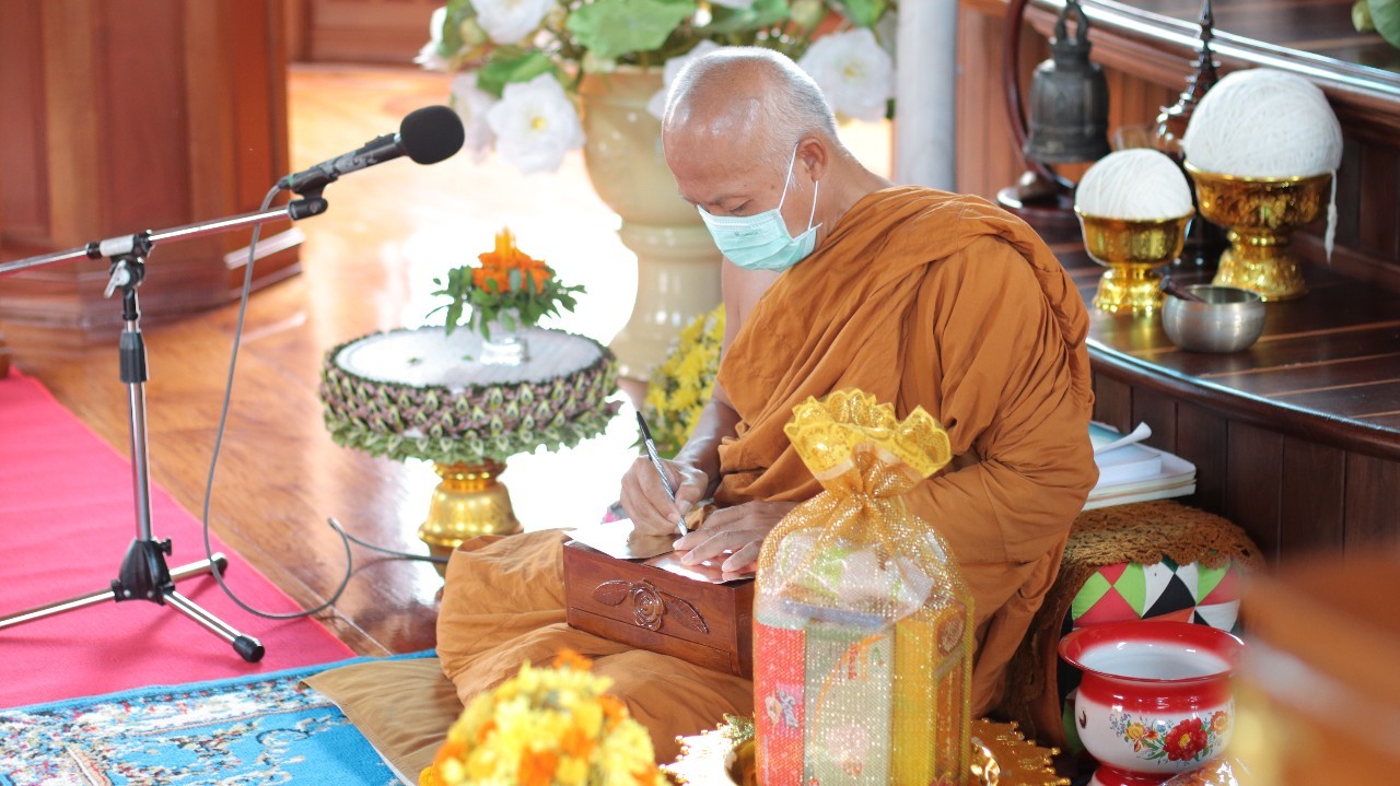 พช.สกลนคร : เข้ากราบนมัสการพระเกจิอาจารย์ประกอบพิธีเมตตาจารแผ่นเงิน แผ่นทองแดง และแผ่นทองเหลือง เพื่อเป็นสิริมงคลและนำไปใช้จัดสร้าง “พระพุทธพัฒนปชานาถ” เนื่องในโอกาส ครบรอบ 60 ปี แห่งการสถาปนา กรมการพัฒนาชุมชน
