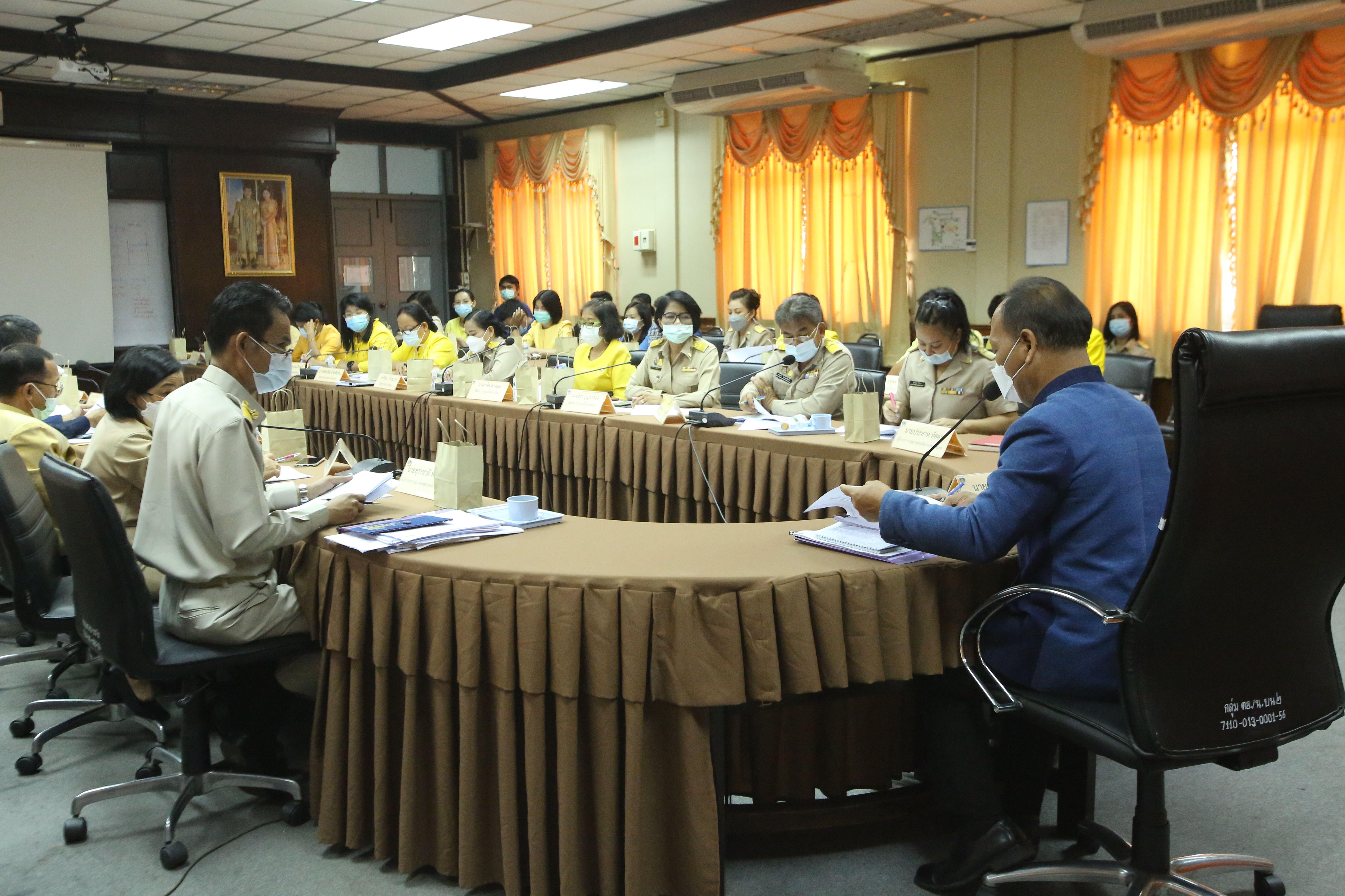 พช.สกลนคร : มอบลายผ้าบาติกพระราชทาน พร้อมทั้งประชุมผู้บริหารและนักวิชาการพัฒนาชุมชนจังหวัดสกลนคร ครั้งที่ 9/2564