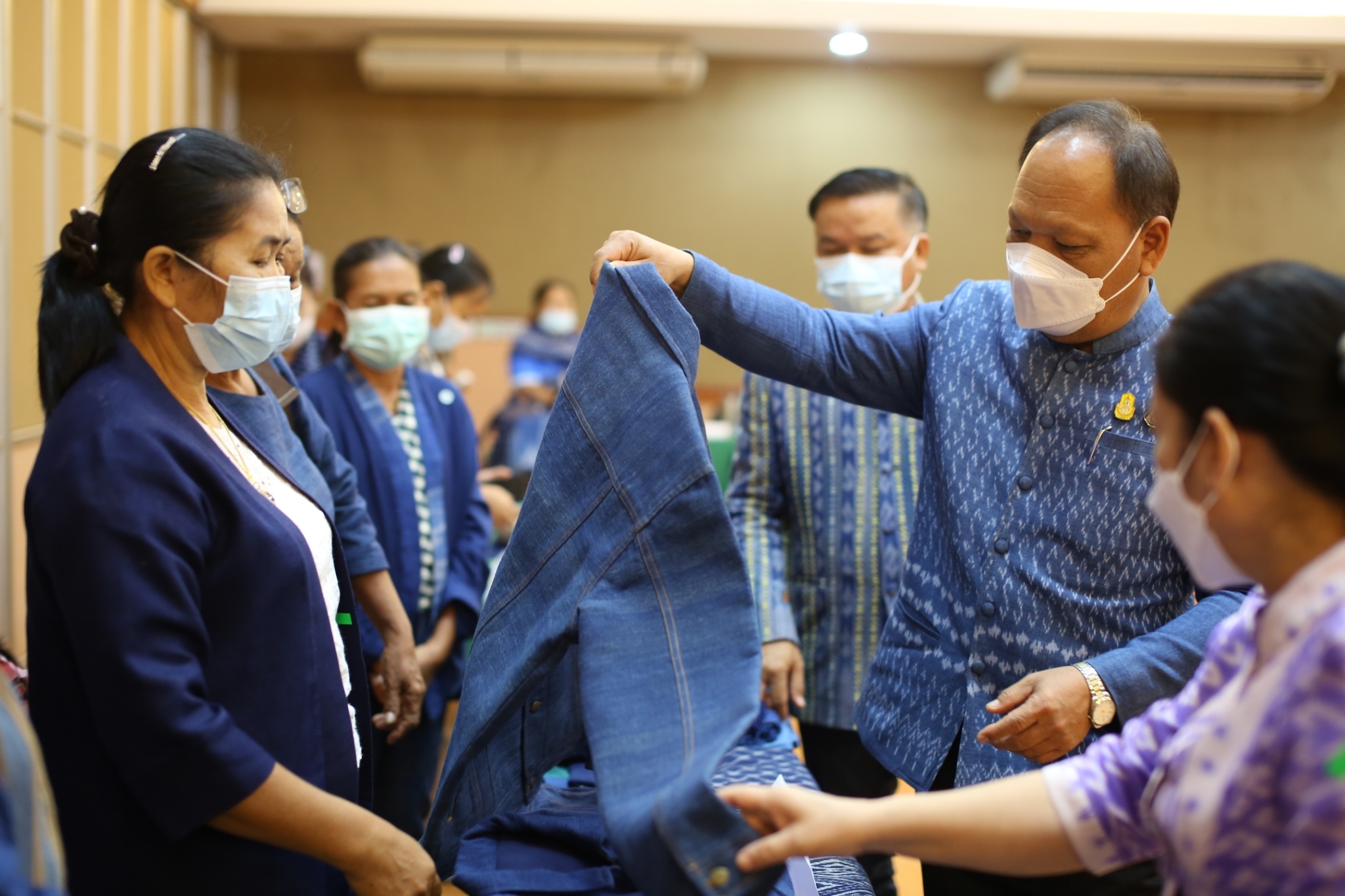 พจ.สกลนคร : เปิดโครงการยกระดับและส่งเสริมการผลิตและจำหน่ายผลิตภัณฑ์ชุมชนกลุ่มจังหวัด รุ่นที่ 2