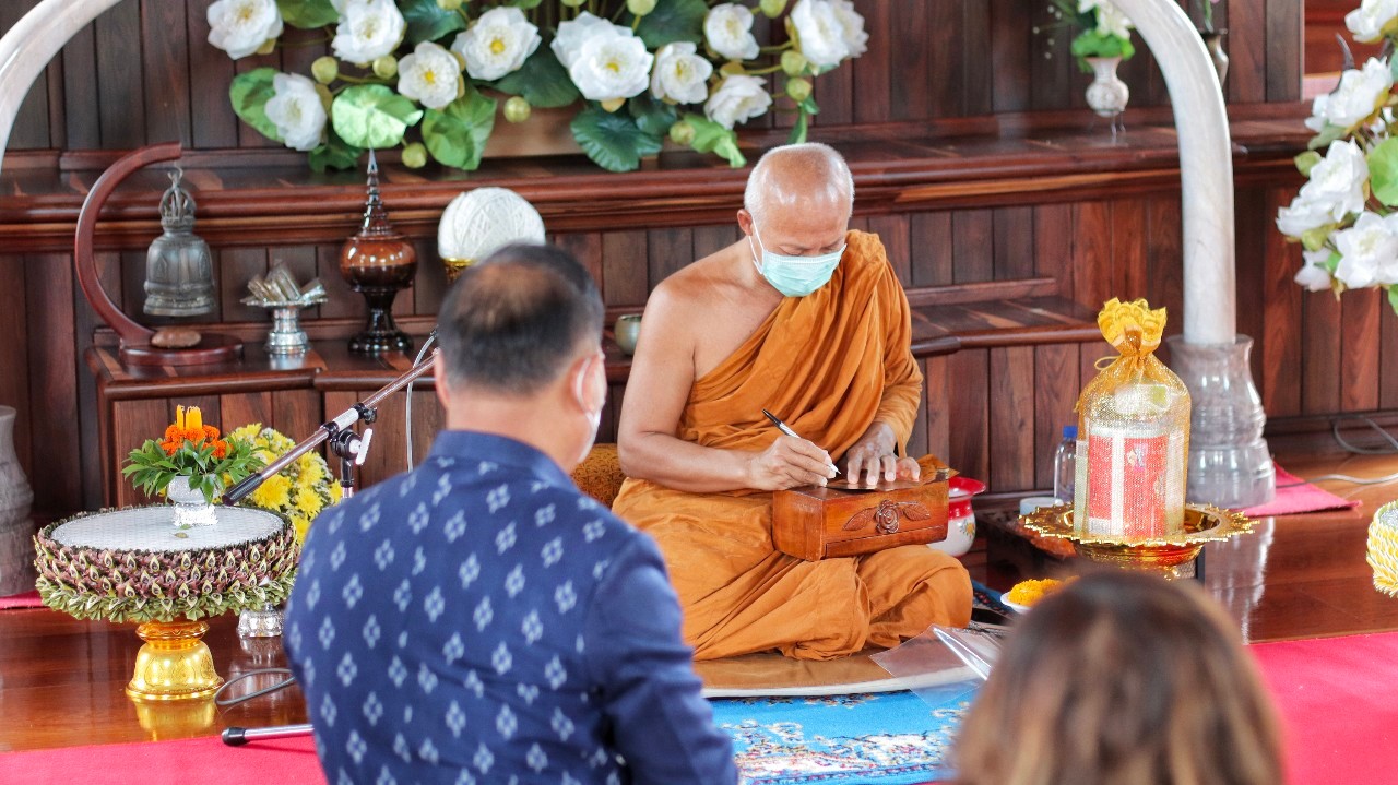 พช.สกลนคร : เข้ากราบนมัสการพระเกจิอาจารย์ประกอบพิธีเมตตาจารแผ่นเงิน แผ่นทองแดง และแผ่นทองเหลือง เพื่อเป็นสิริมงคลและนำไปใช้จัดสร้าง “พระพุทธพัฒนปชานาถ” เนื่องในโอกาส ครบรอบ 60 ปี แห่งการสถาปนา กรมการพัฒนาชุมชน