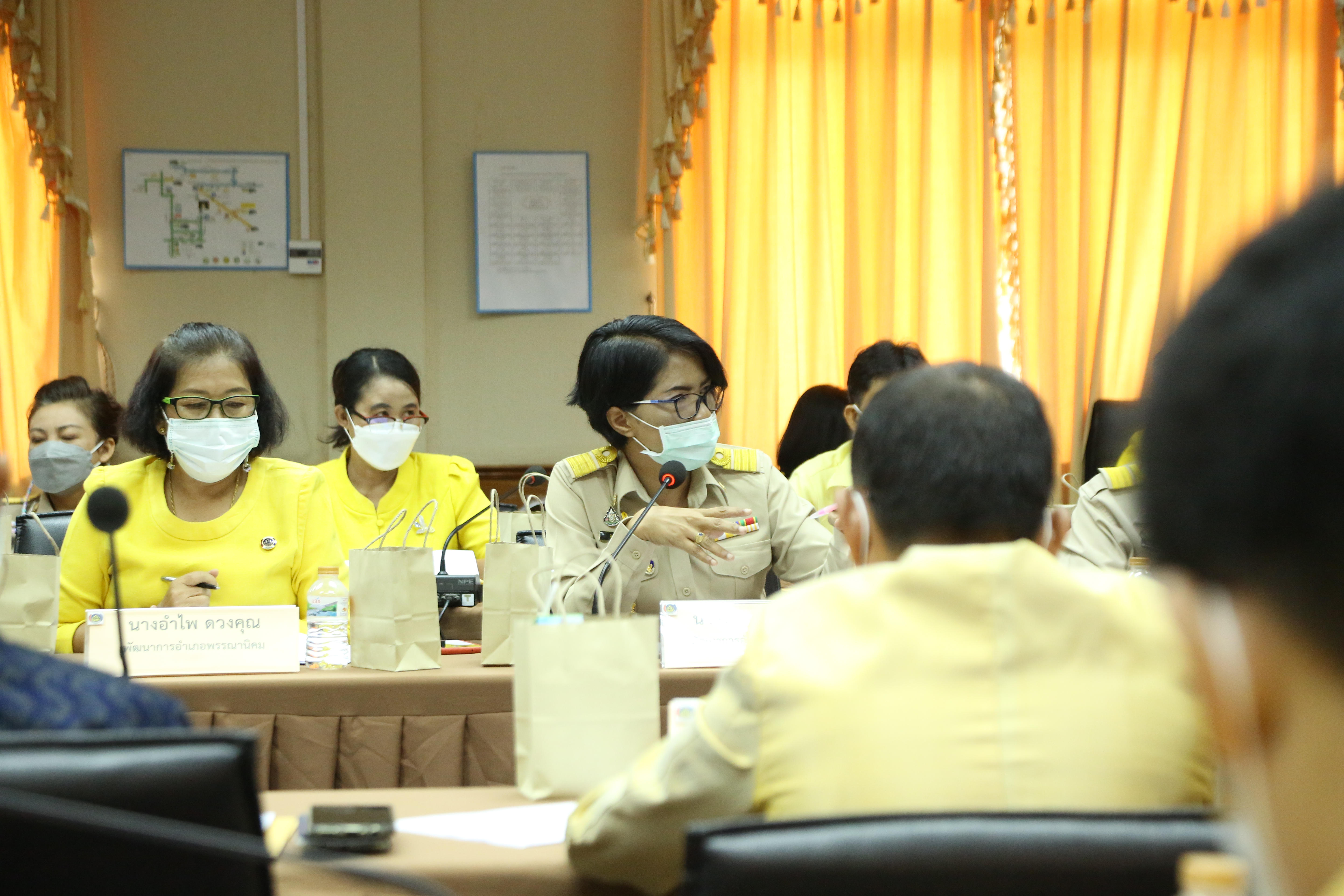 พช.สกลนคร : มอบลายผ้าบาติกพระราชทาน พร้อมทั้งประชุมผู้บริหารและนักวิชาการพัฒนาชุมชนจังหวัดสกลนคร ครั้งที่ 9/2564