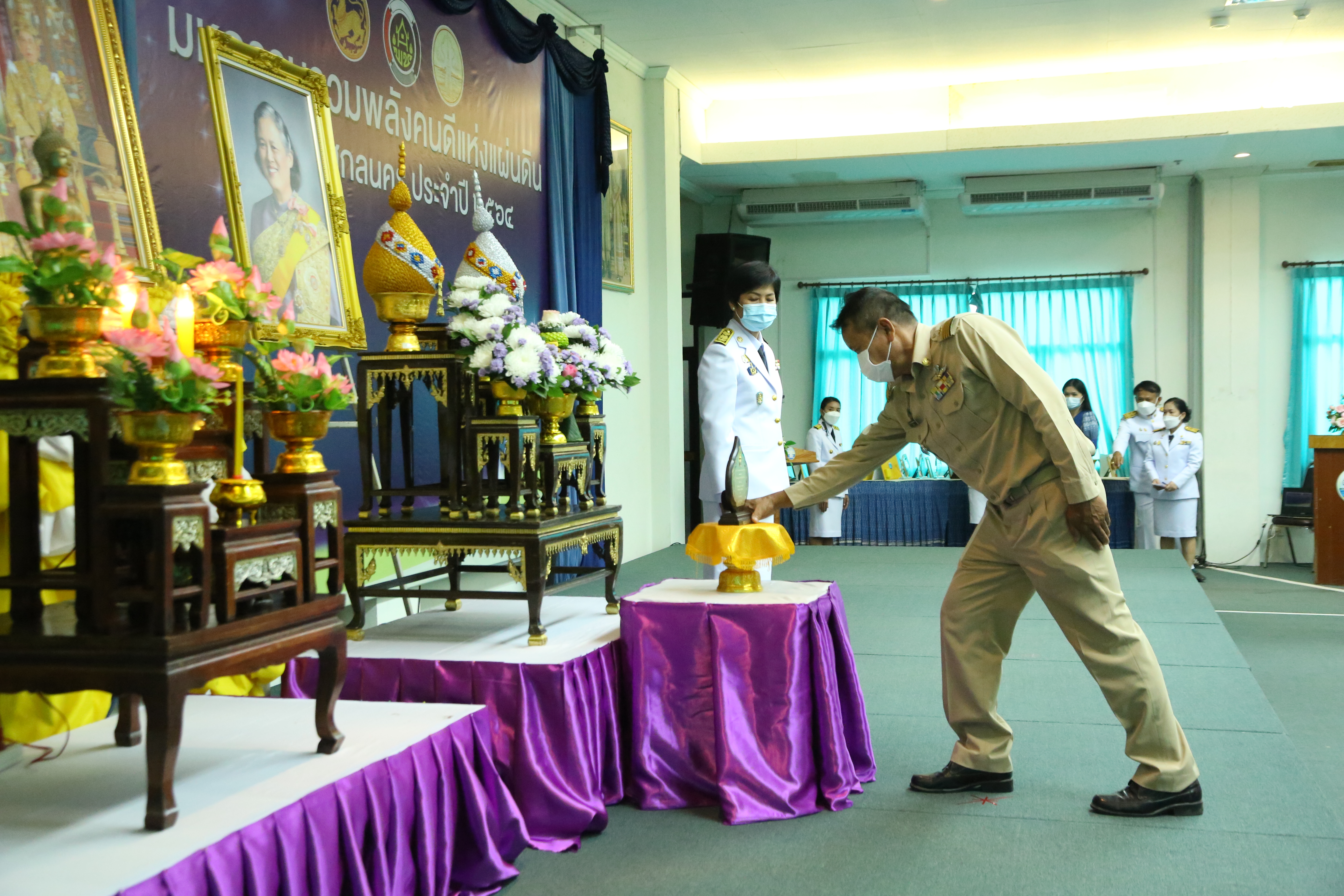 จังหวัดสกลนคร : จัดงานมหกรรมรวมพลังคนดีแห่งแผ่นดินและเชิดชูเกียรติกิจกรรมเครือข่ายพัฒนาชุมชนดีเด่น ประจำปี 2564