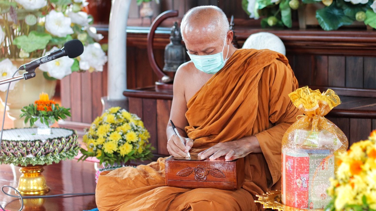 พช.สกลนคร : เข้ากราบนมัสการพระเกจิอาจารย์ประกอบพิธีเมตตาจารแผ่นเงิน แผ่นทองแดง และแผ่นทองเหลือง เพื่อเป็นสิริมงคลและนำไปใช้จัดสร้าง “พระพุทธพัฒนปชานาถ” เนื่องในโอกาส ครบรอบ 60 ปี แห่งการสถาปนา กรมการพัฒนาชุมชน