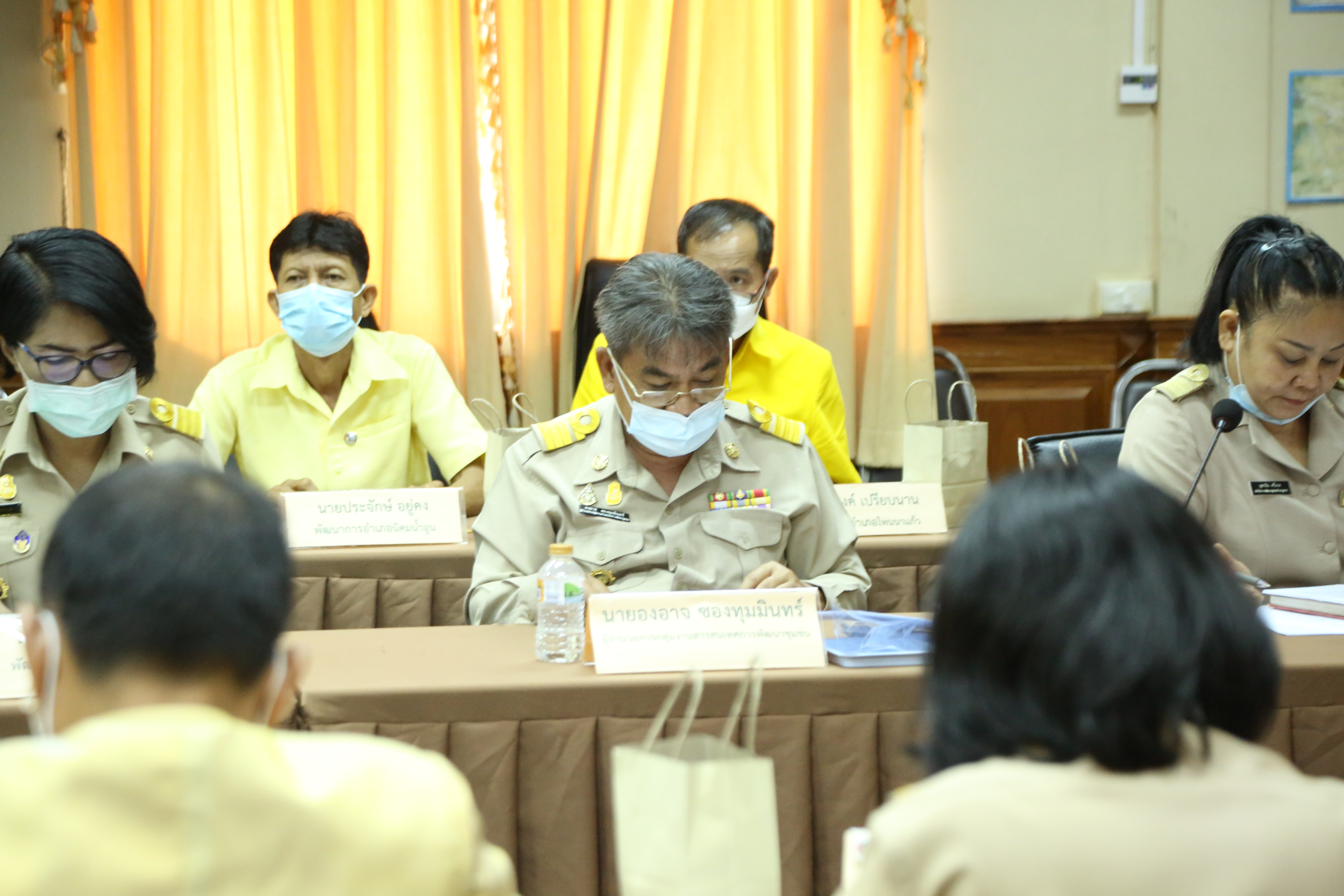 พช.สกลนคร : มอบลายผ้าบาติกพระราชทาน พร้อมทั้งประชุมผู้บริหารและนักวิชาการพัฒนาชุมชนจังหวัดสกลนคร ครั้งที่ 9/2564
