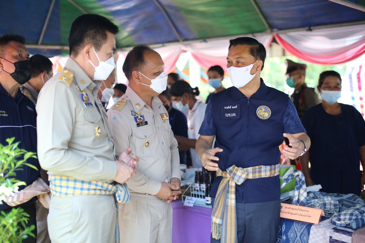 มท.2 ตรวจราชการพร้อมเยี่ยมให้กำลังใจกลุ่ม OTOP สกลนคร
