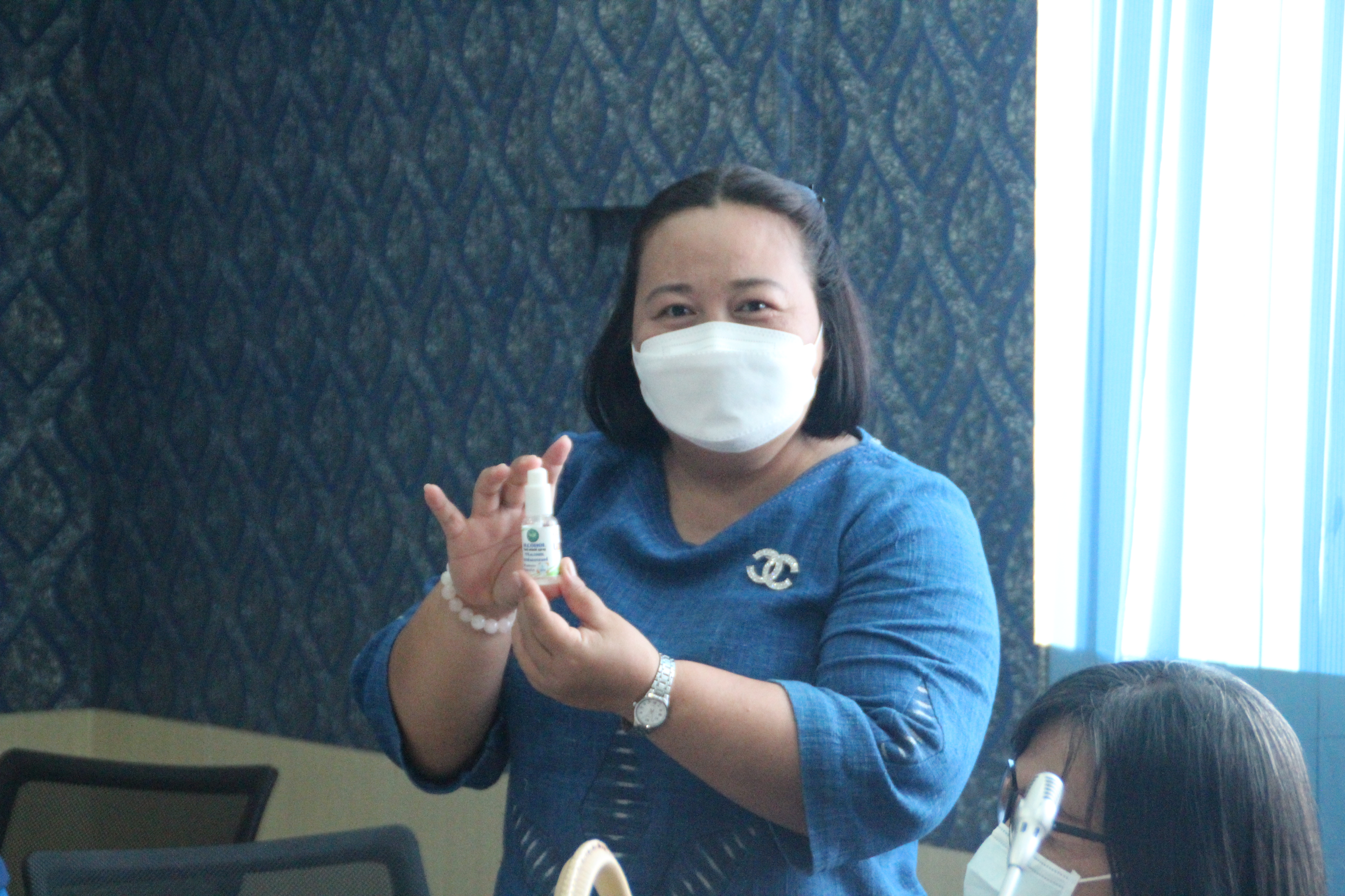 พช.สกลนคร : ดำเนินโครงการพัฒนาผลิตภัณฑ์ OTOP ไทย สู้ภัย COVID -19